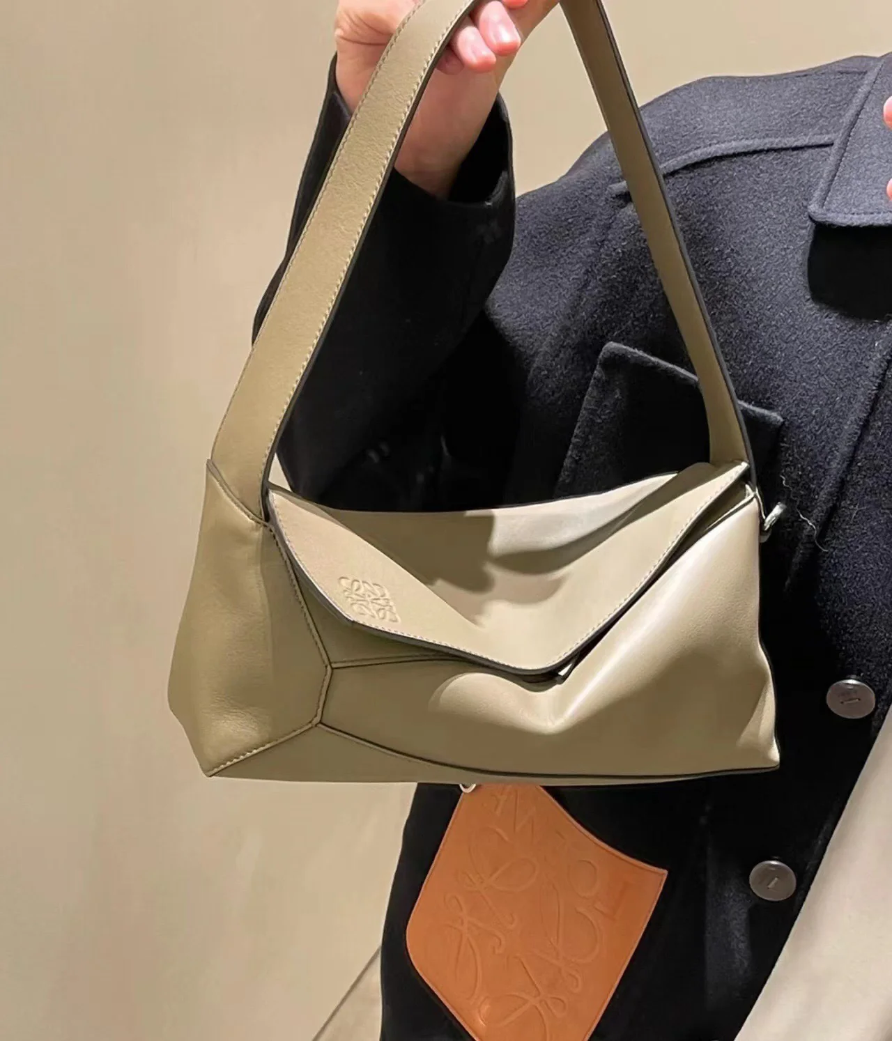 Сумка-хобо Loewe Puzzle из кожи наппа, бежевая.