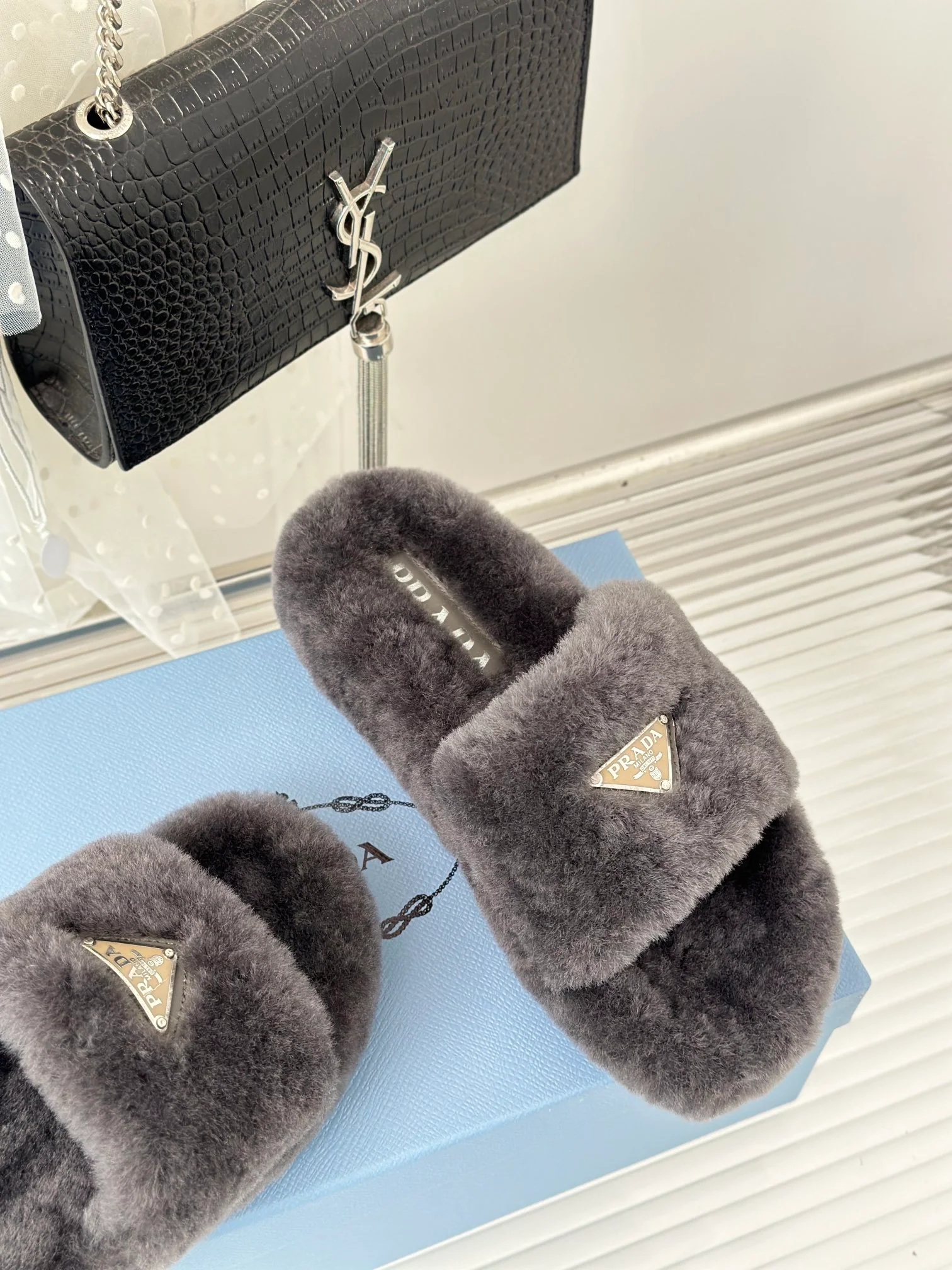 Новинка сезона осень/зима 2023 от Prada - Шерстяные тапочки - Железно-серый