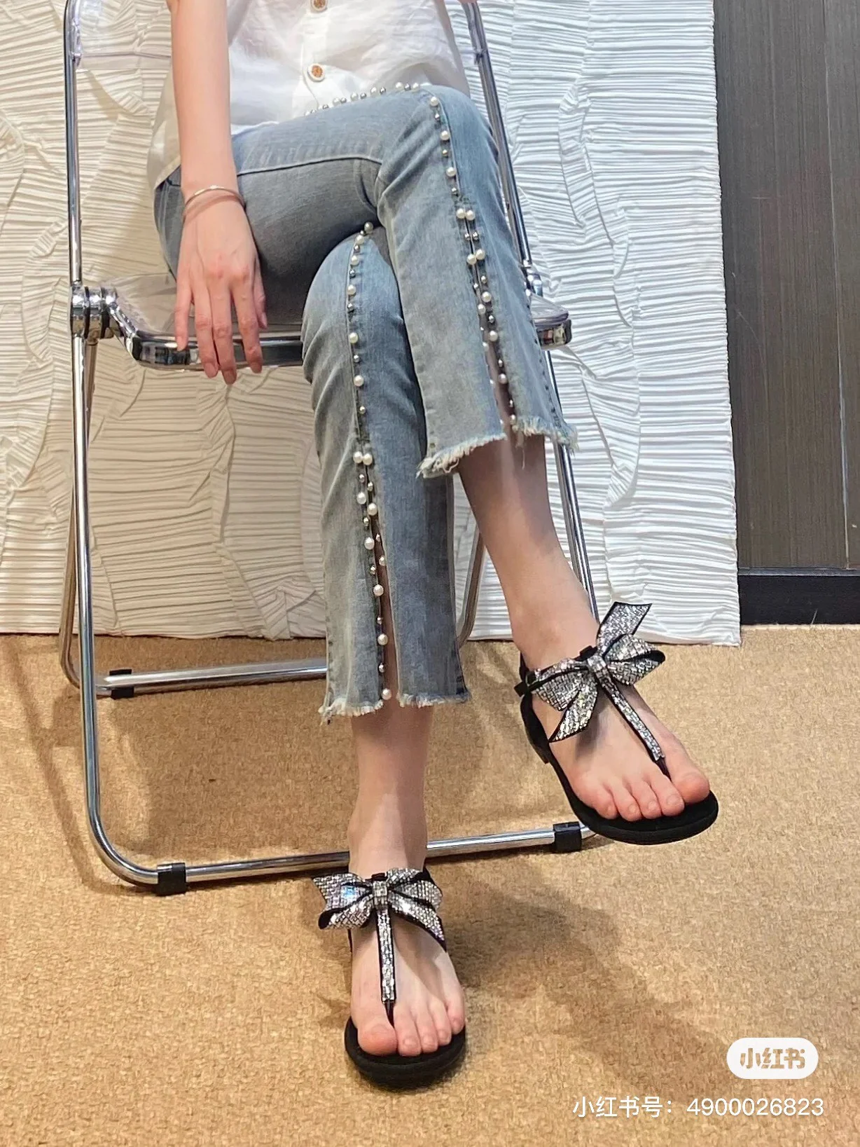 Новинка сезона весна/лето 2023 от Chanel - Сандалии-вьетнамки с бантом из хрустальных страз - Черные