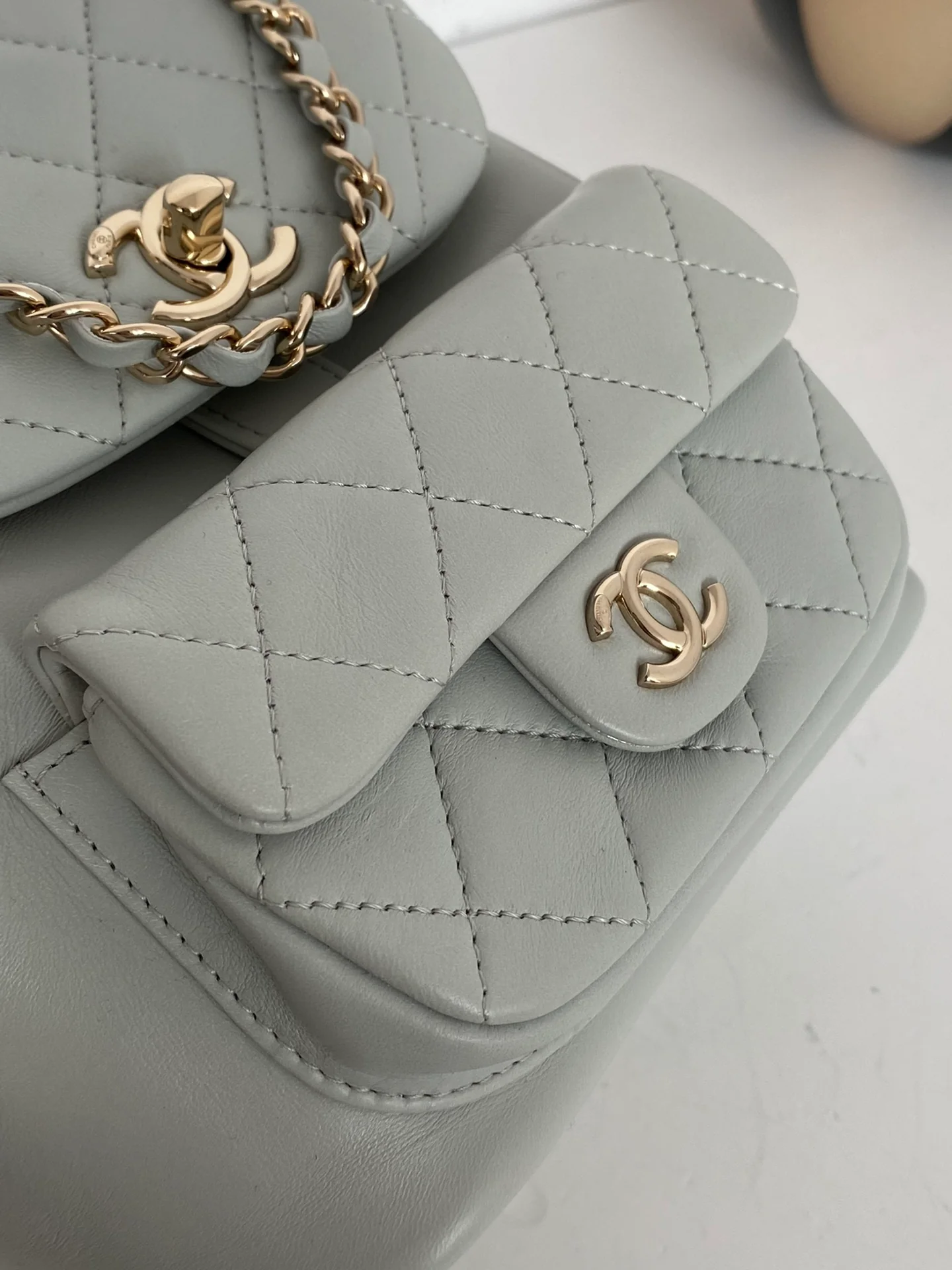 Новинка начала лета 2023 года от Chanel - Маленький рюкзак Duma - Серо-голубой