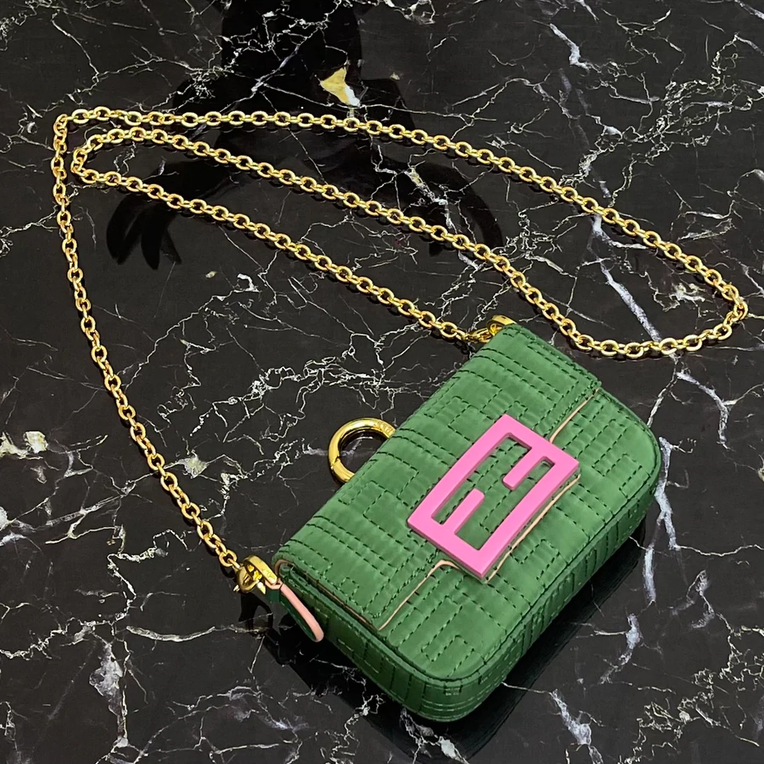 Маленькая зеленая сумка-багет Fendi Baguette Nano Bag