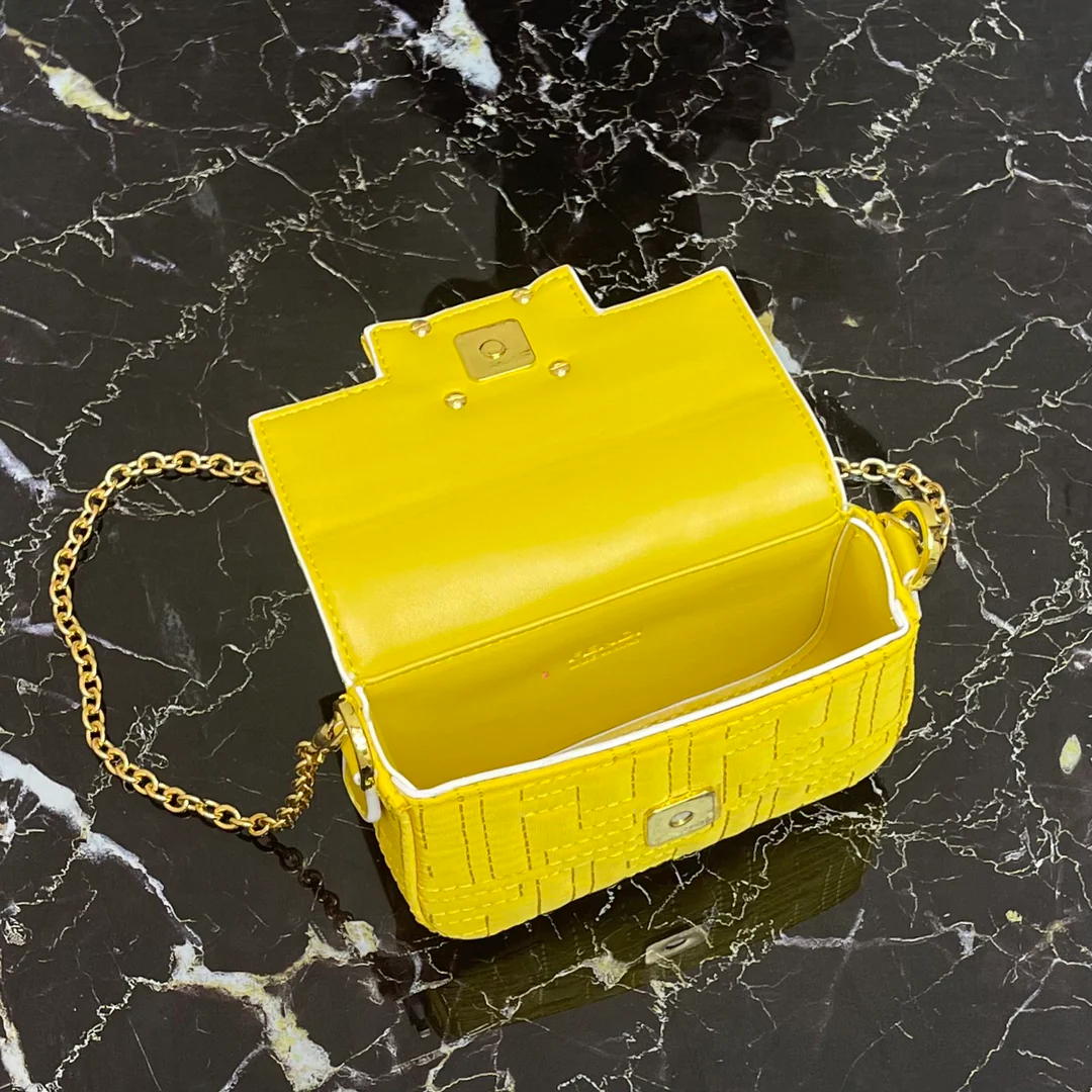 Маленькая желтая сумка-багет Fendi Baguette Nano