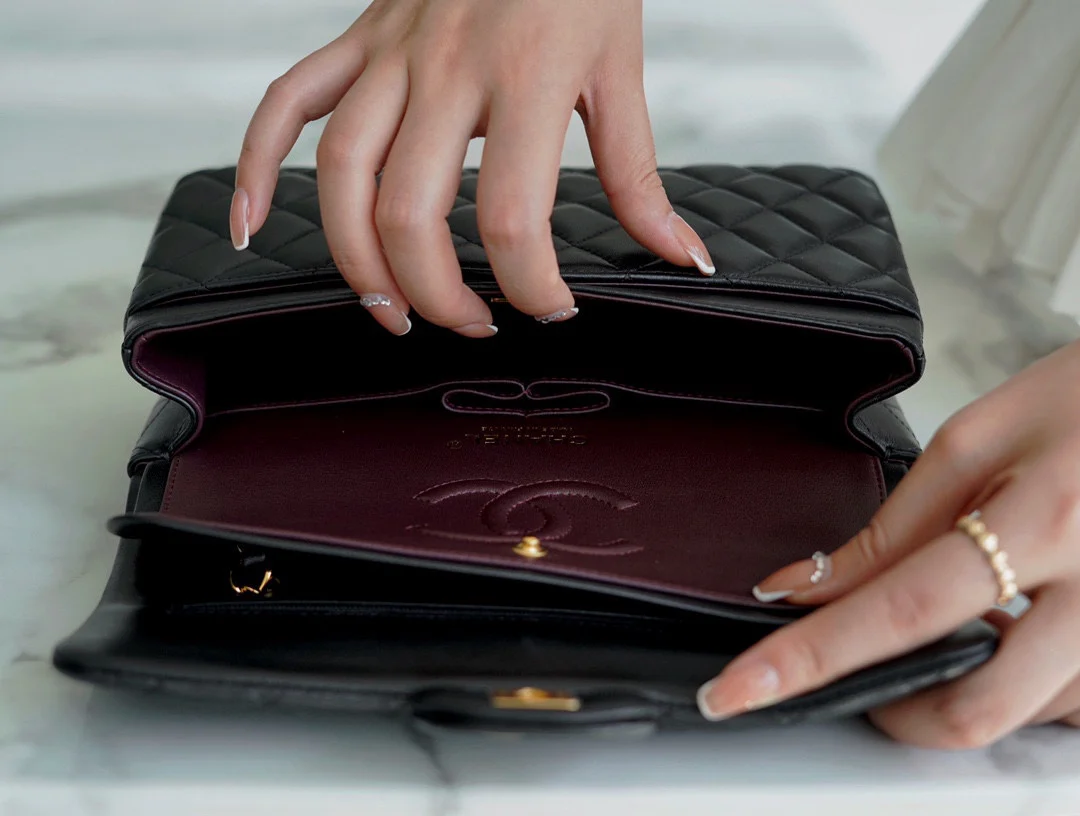 Сумка Chanel CF Medium - 23 см - из черной овечьей кожи с золотой пряжкой - CF23