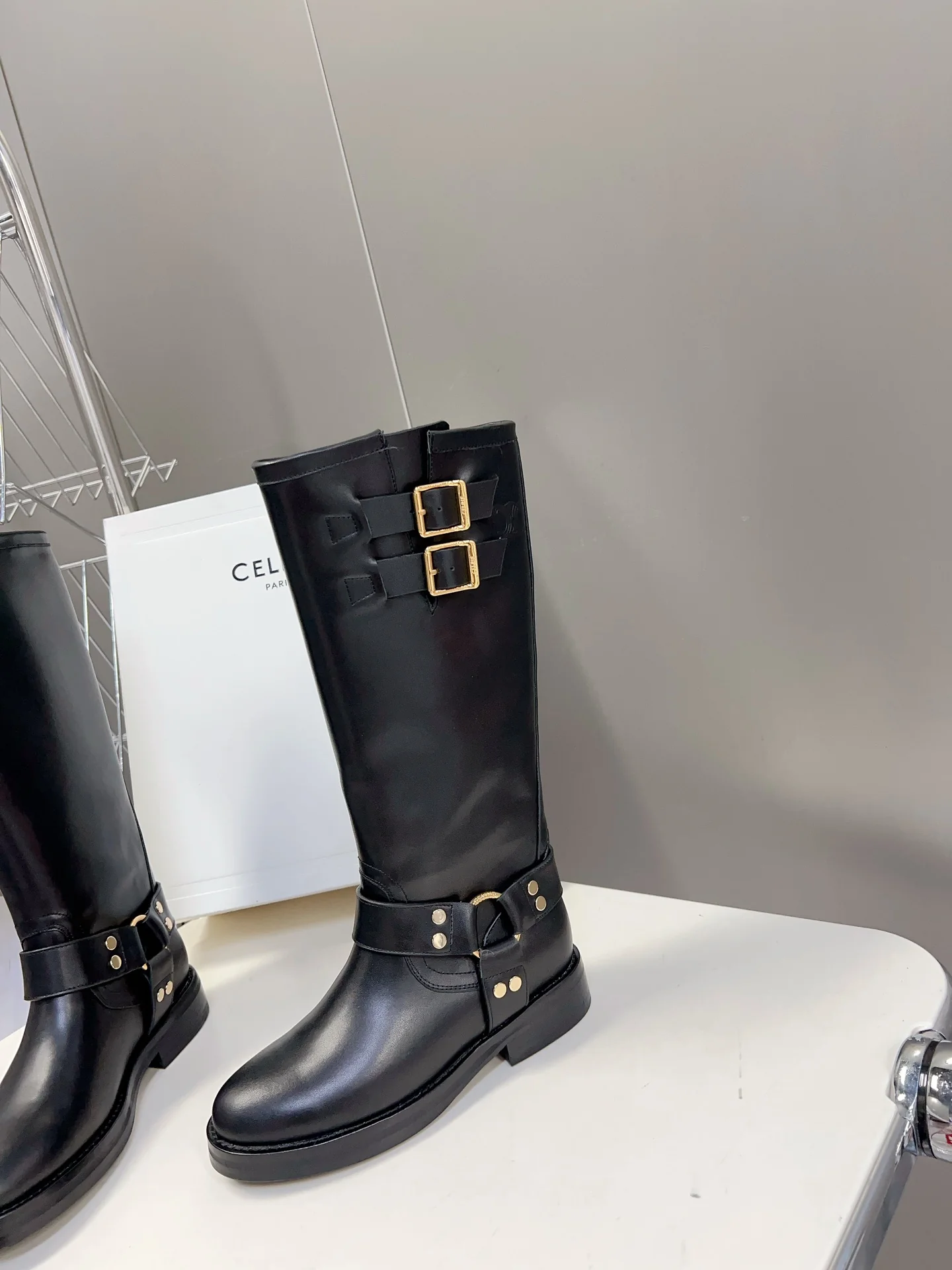 Коллекция Celine осень/зима 2023, представленная на подиуме: Высокие сапоги для верховой езды с пряжкой на ремне — Черные