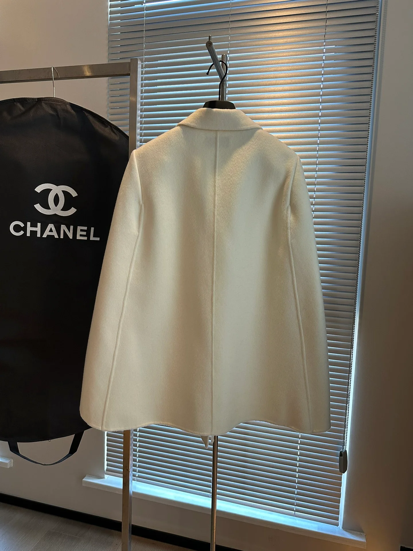 Chanel 2403 - Элегантный шерстяной костюм с высококачественной накидкой - Белый