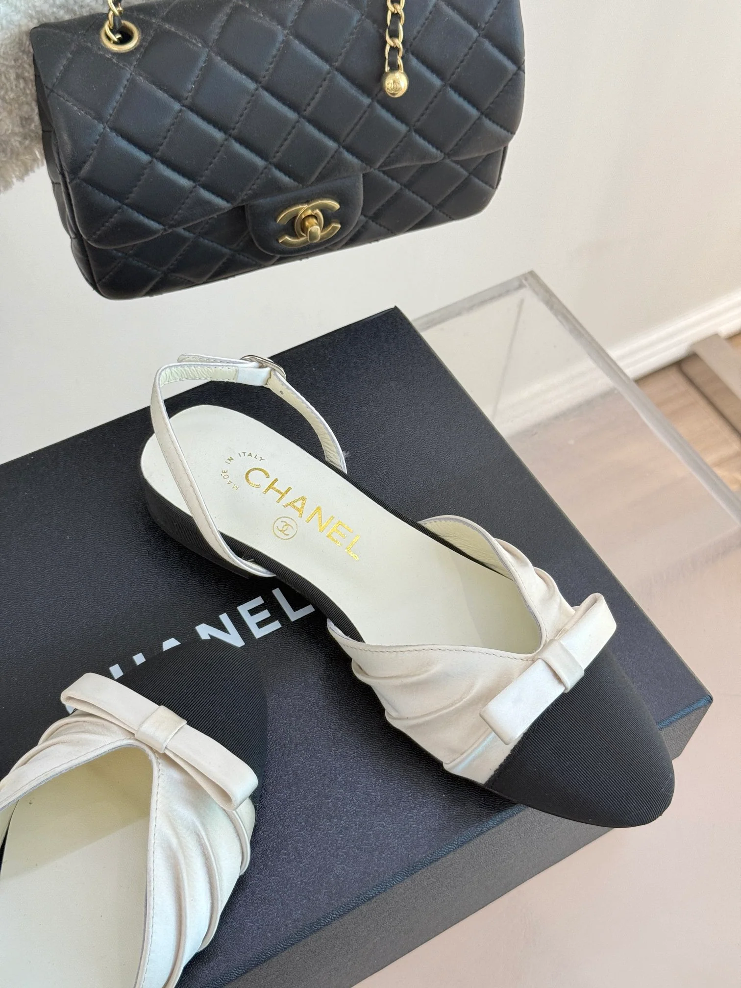 Сандалии Chanel 2024 с атласным бантом - белые