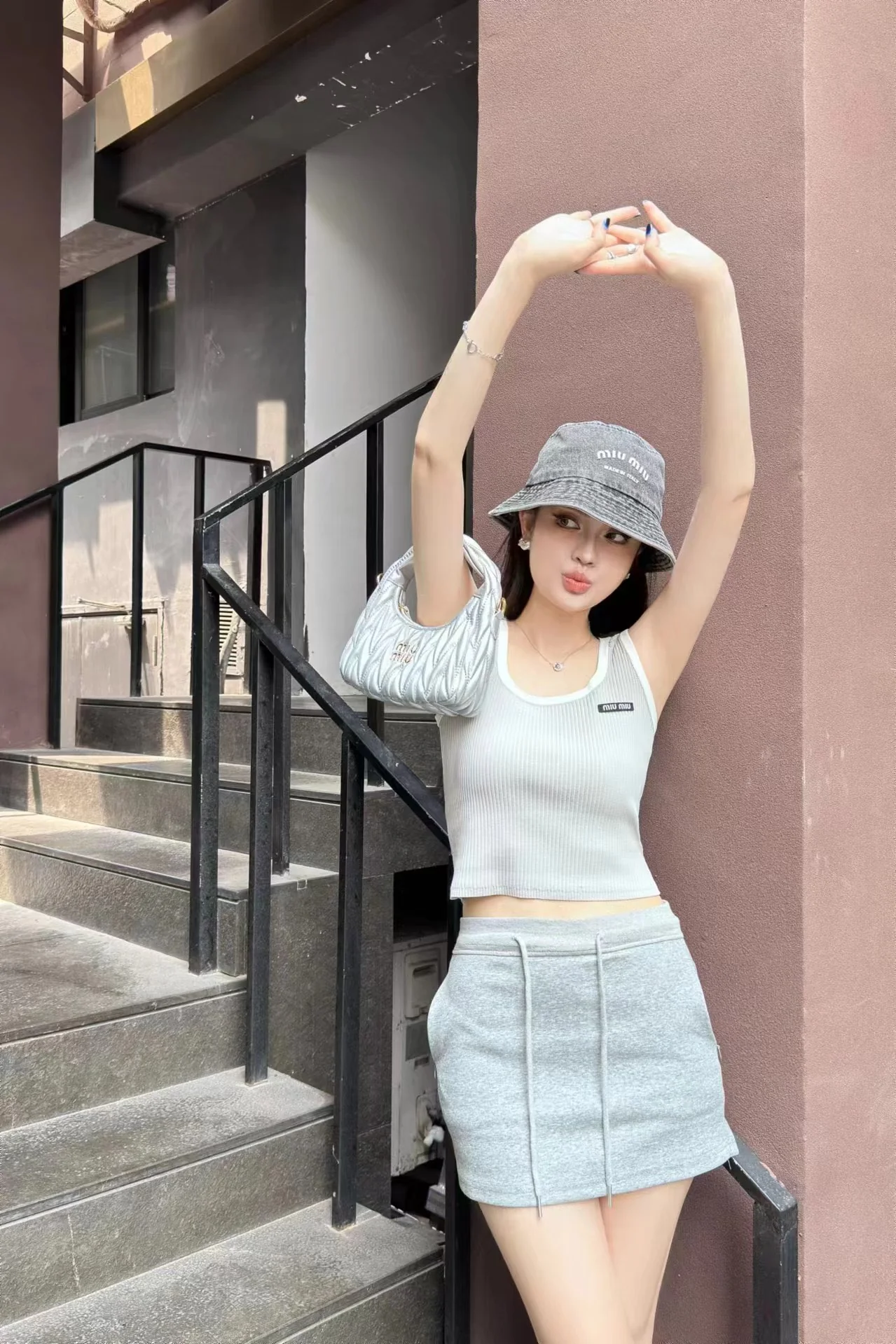 Вязаный жилет Miu Miu 2404 с квадратным вырезом и цветными блоками - серый