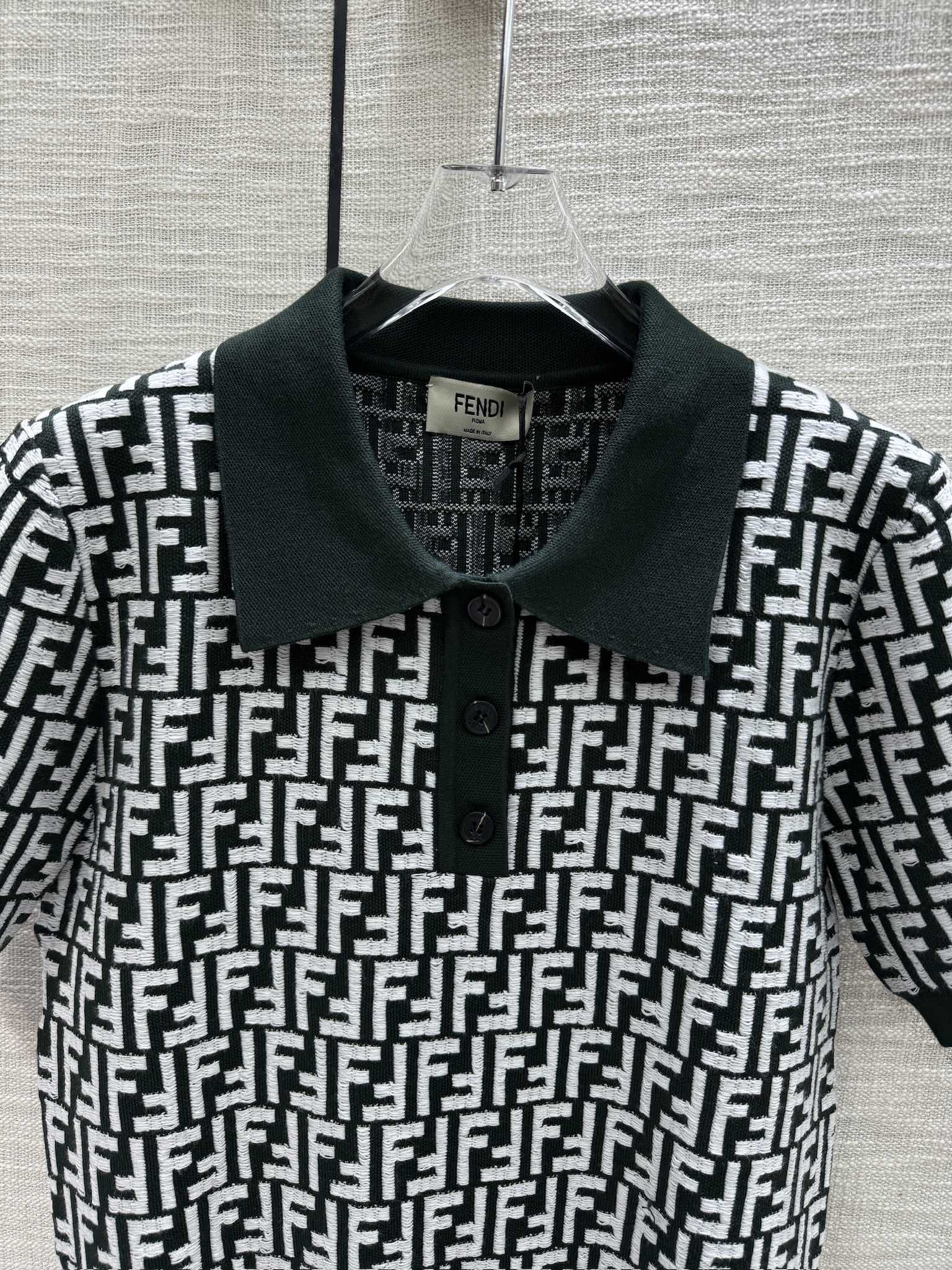 Fendi-2403 - Трикотажная футболка с коротким рукавом и воротником-поло с монограммой