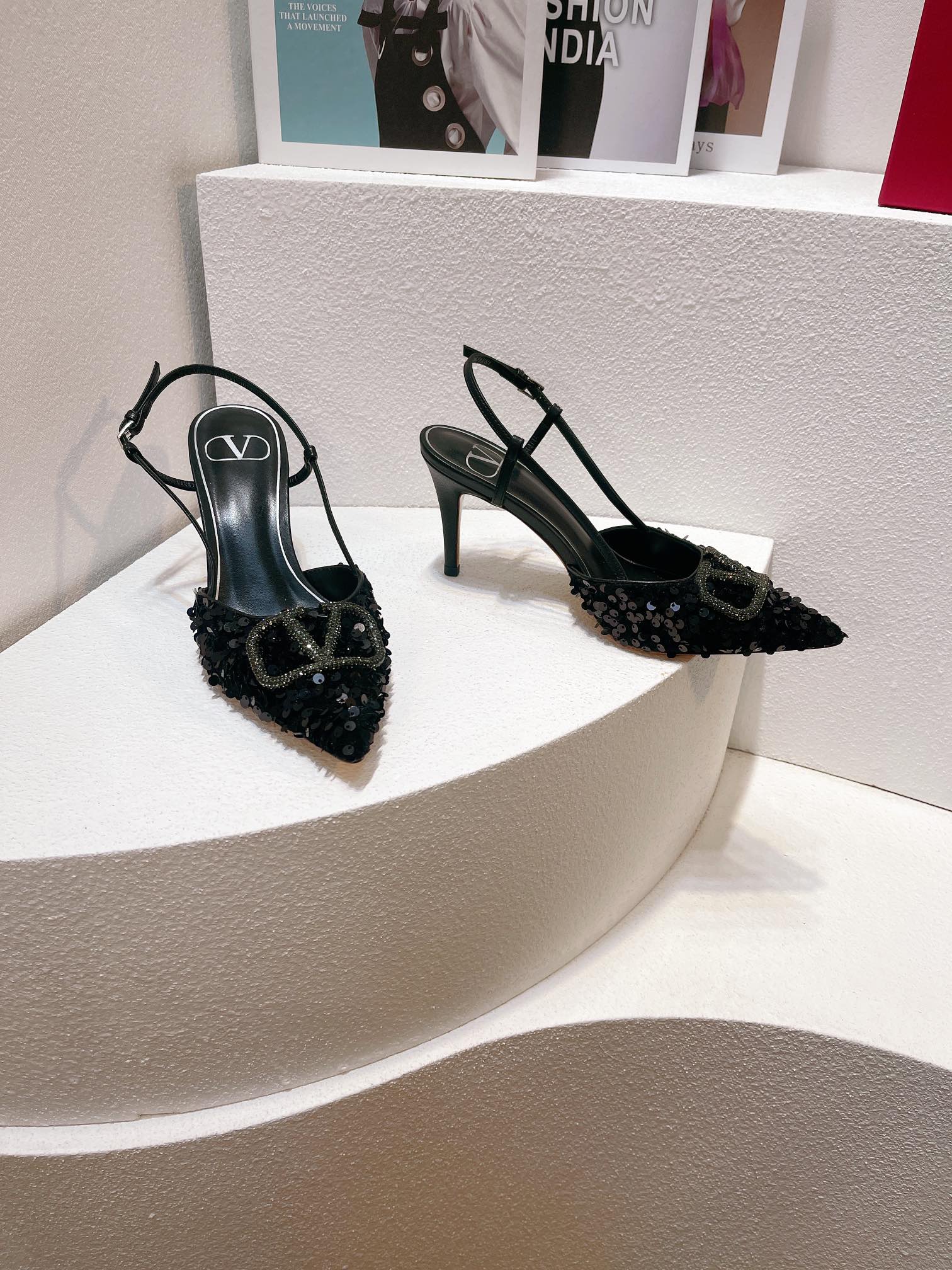 Новинка с официального сайта Valentino 2023 — глянцевые босоножки на низком каблуке с острым носком — 8 см — черные.