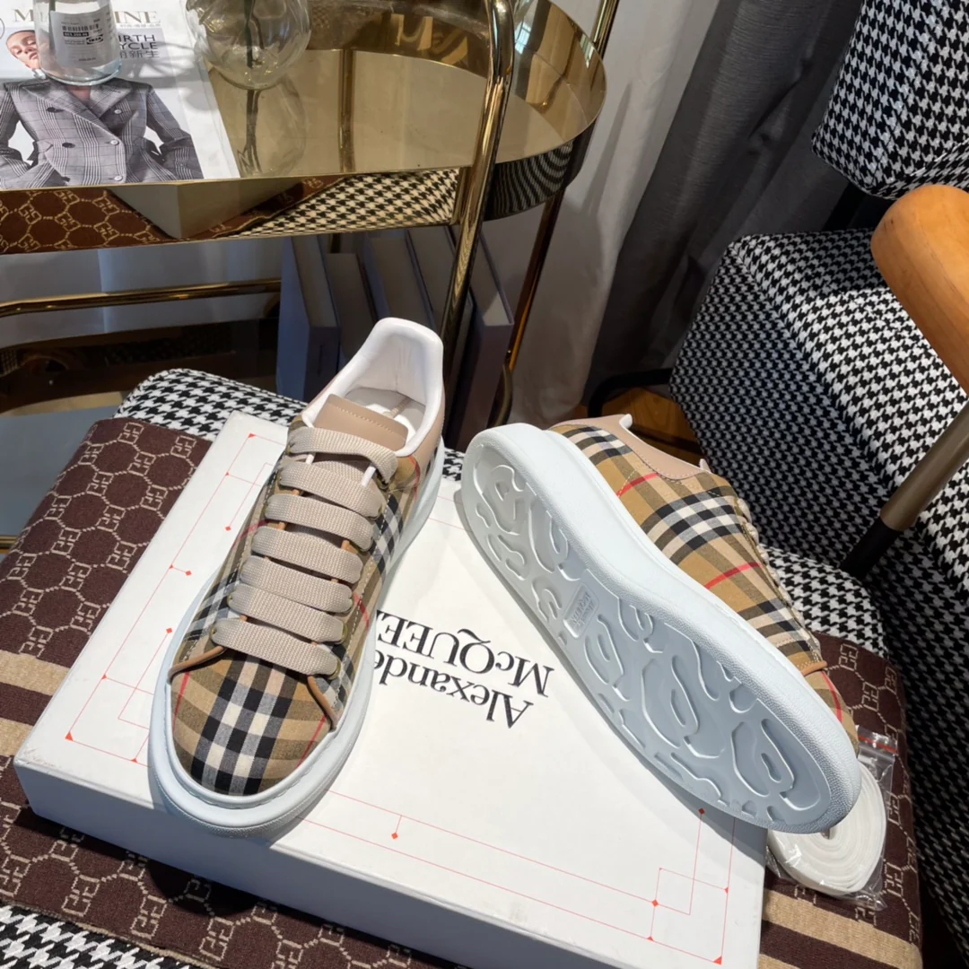 Классические белые кроссовки McQueen с клетчатым узором.