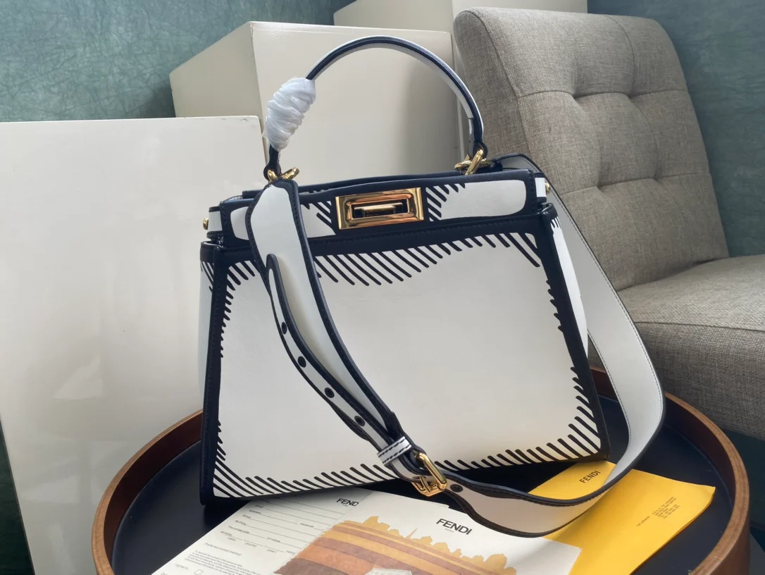 Сумка Fendi Peekaboo Medium из белой кожи.