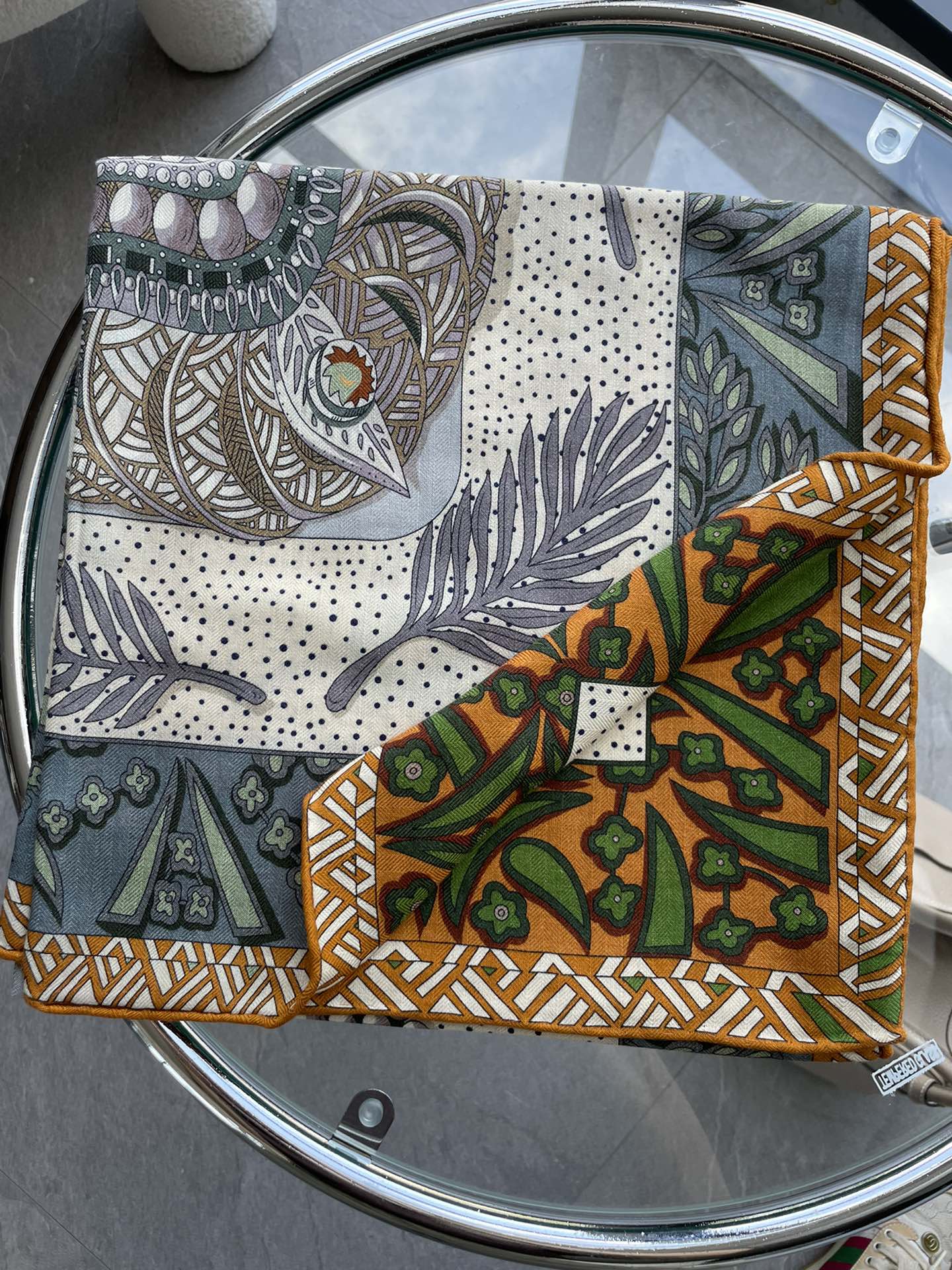 Двусторонний платок Hermes 140 - жетон с буквой H - необычный