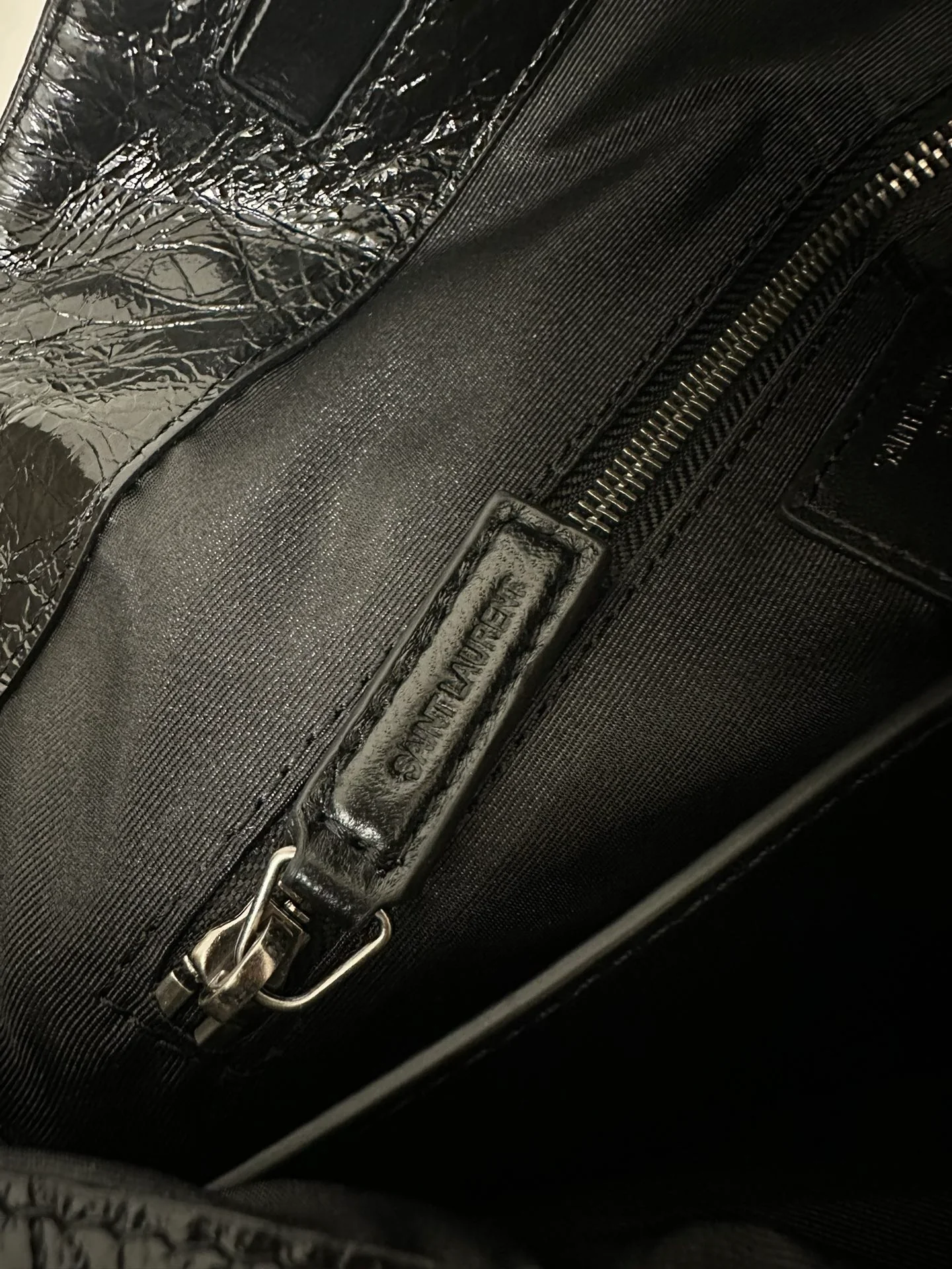 Сумка-шоппер YSL Niki с черной цепочкой из античного серебра.