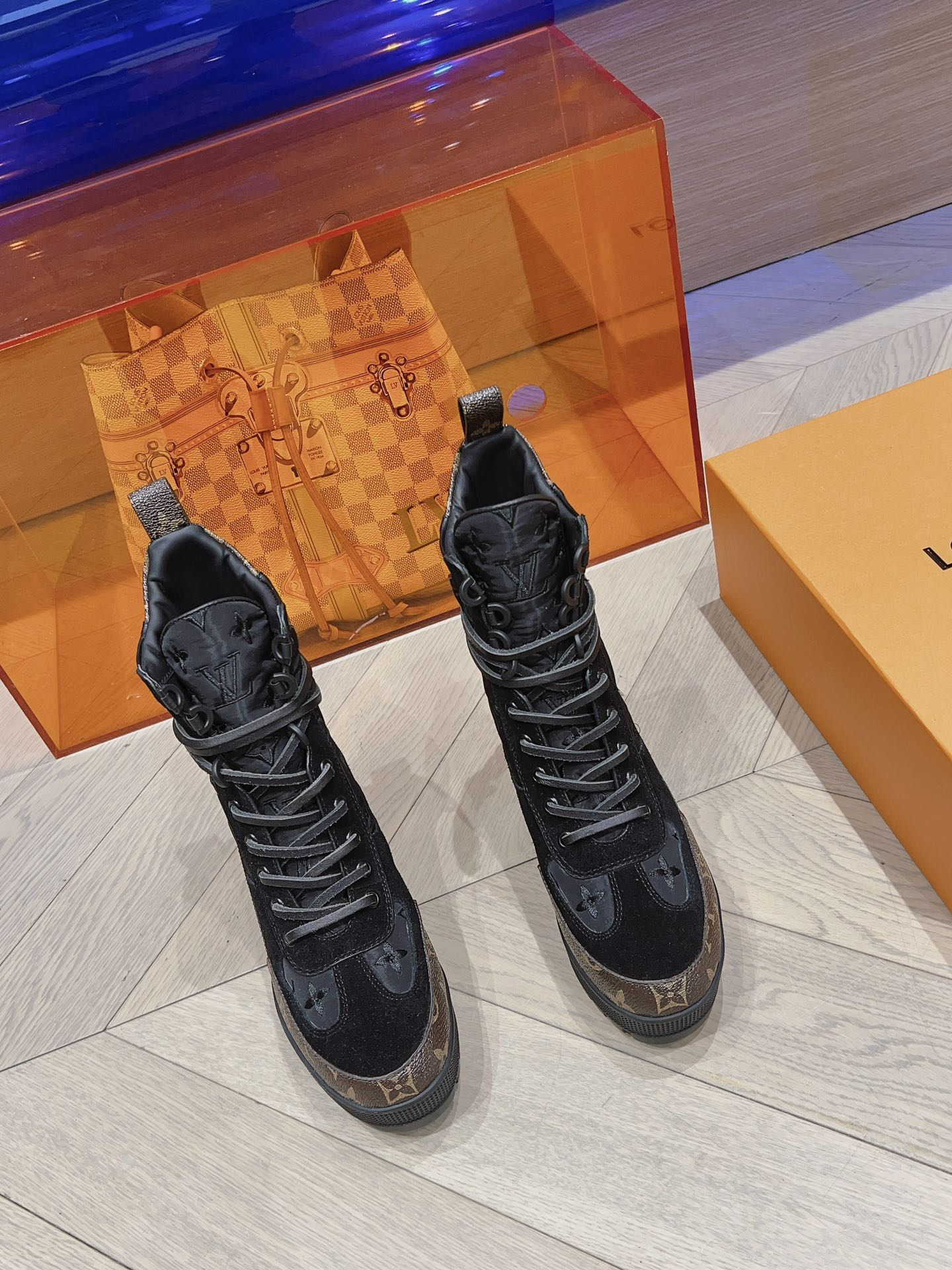 Новинка осенне-зимней коллекции LV 2023 — Ботинки Мартин на высоком каблуке — Черные