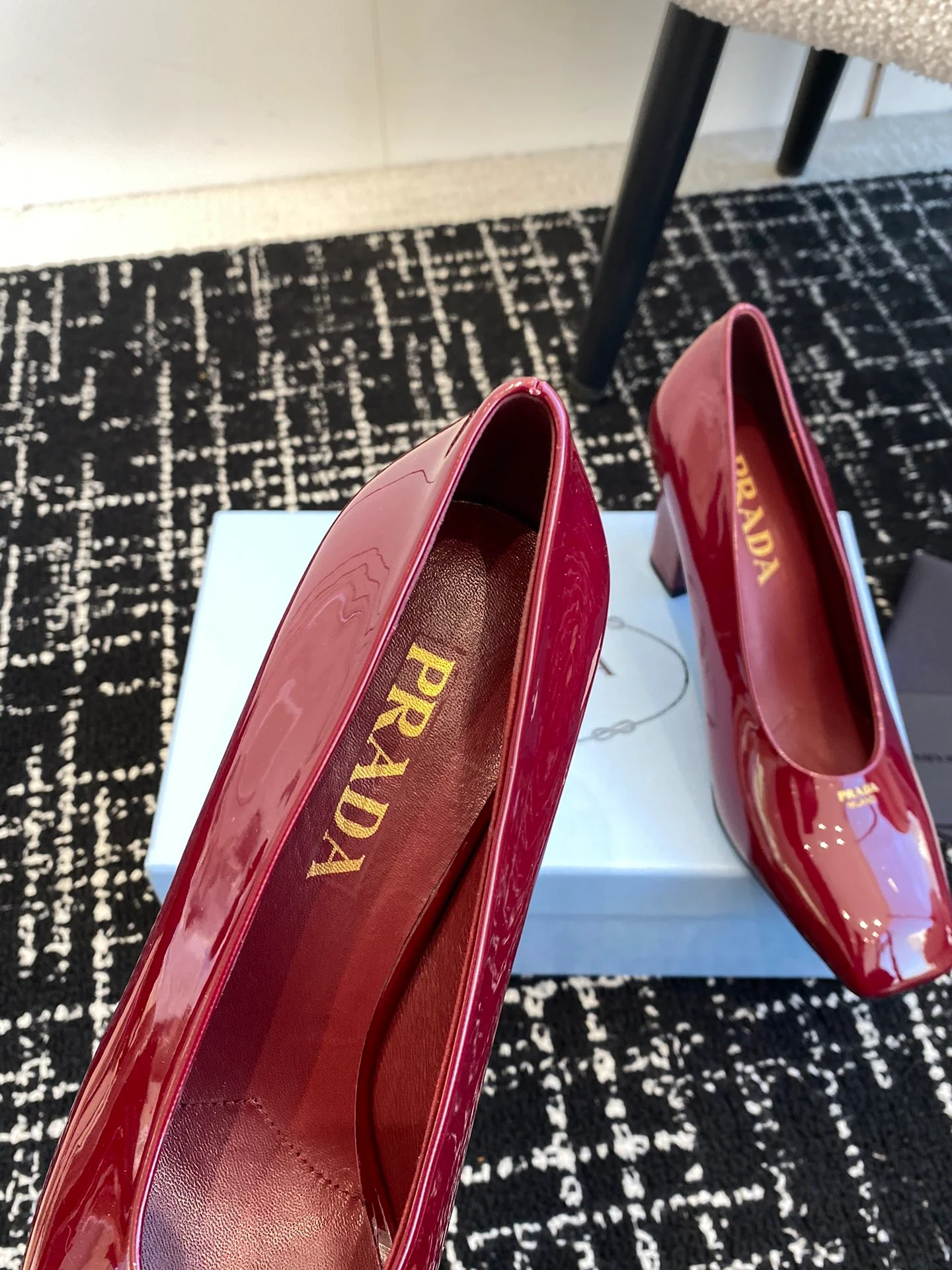 Балетки Prada 2024 на массивном каблуке с квадратным носком - красные