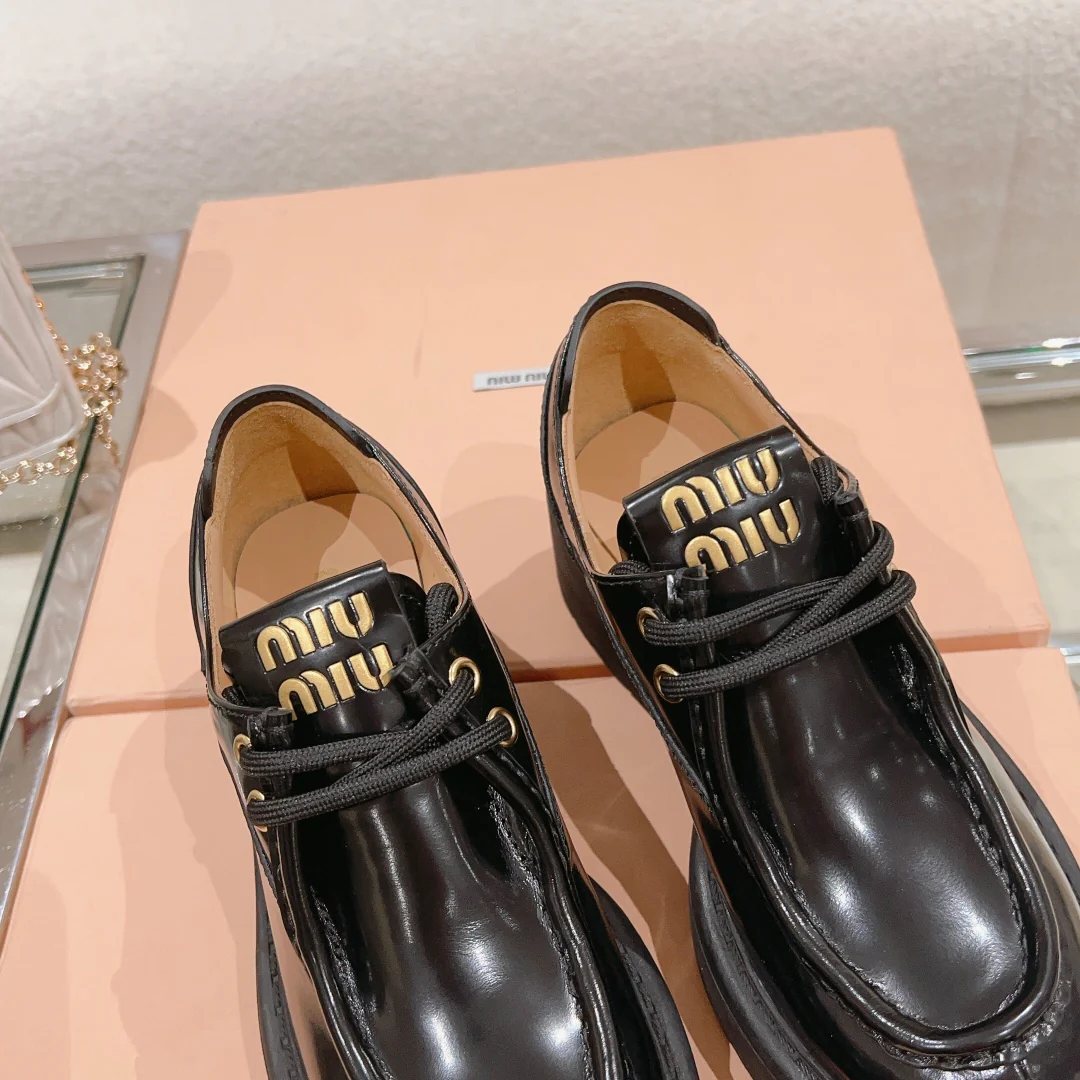 Новинка сезона осень/зима 2023 от Miu Miu - Лоферы на шнуровке и платформе - Черные