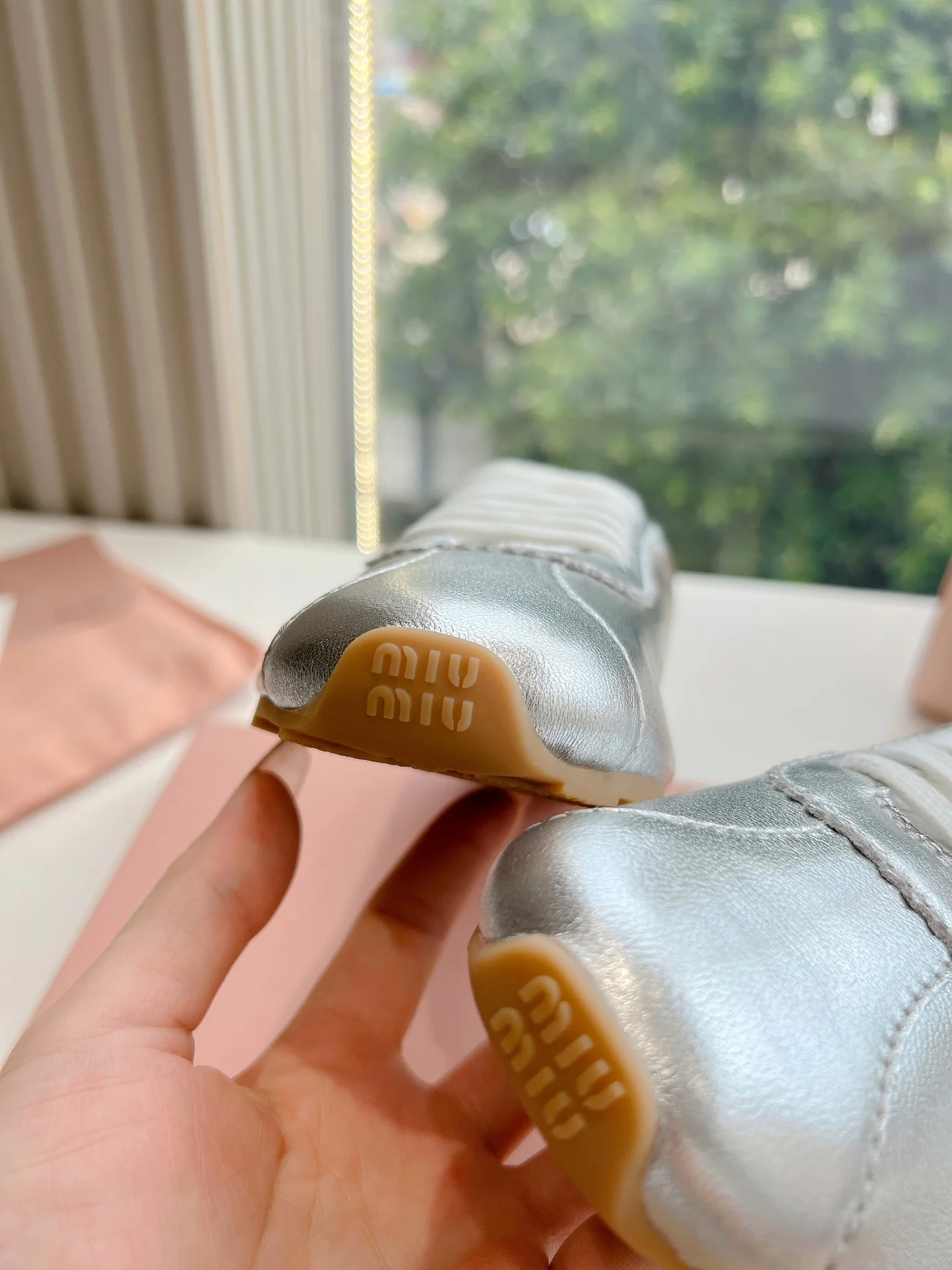 Повседневные туфли Miu Miu 2024 - серебристые