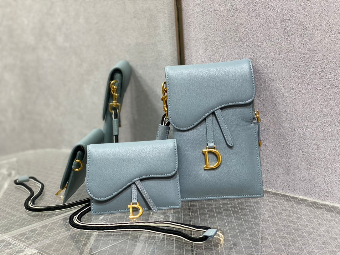 Сумка-чехол для телефона/кошелек Dior Saddle Bag/Phone Case/Coin Purchaser в нежно-голубом цвете.
