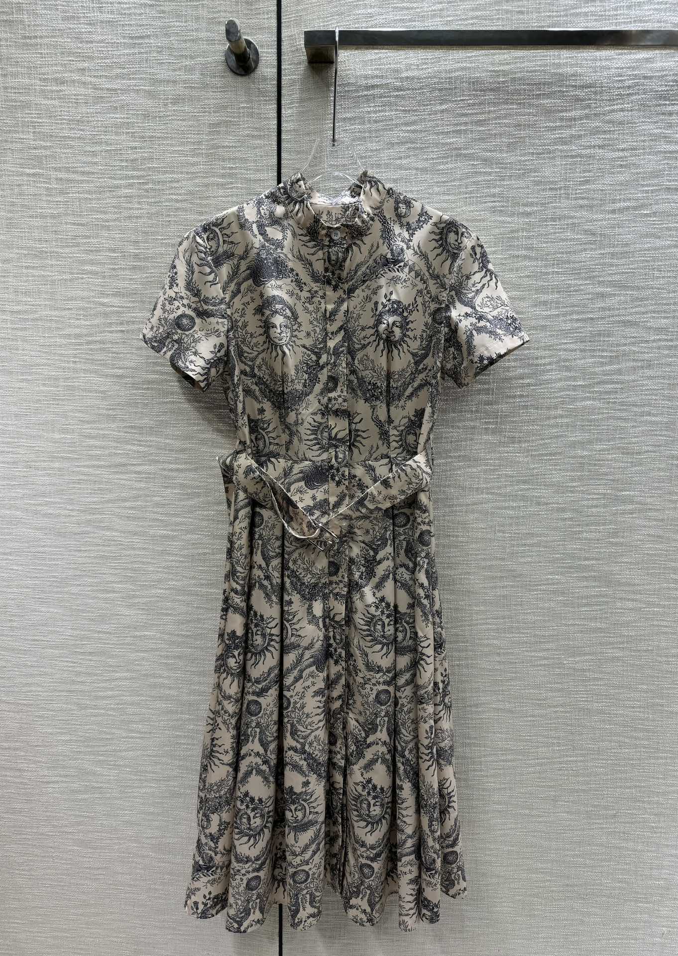 Платье Dior 2403 с короткими рукавами и узором ?Бог Солнца? — желтое.