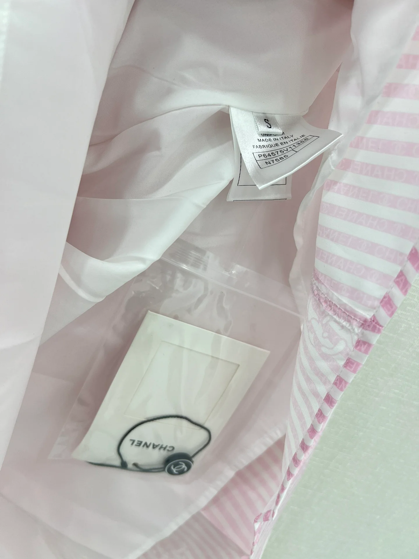 Новый комбинезон Chanel весна/лето 2024 с короткими рукавами, украшенный пайетками, розовый.