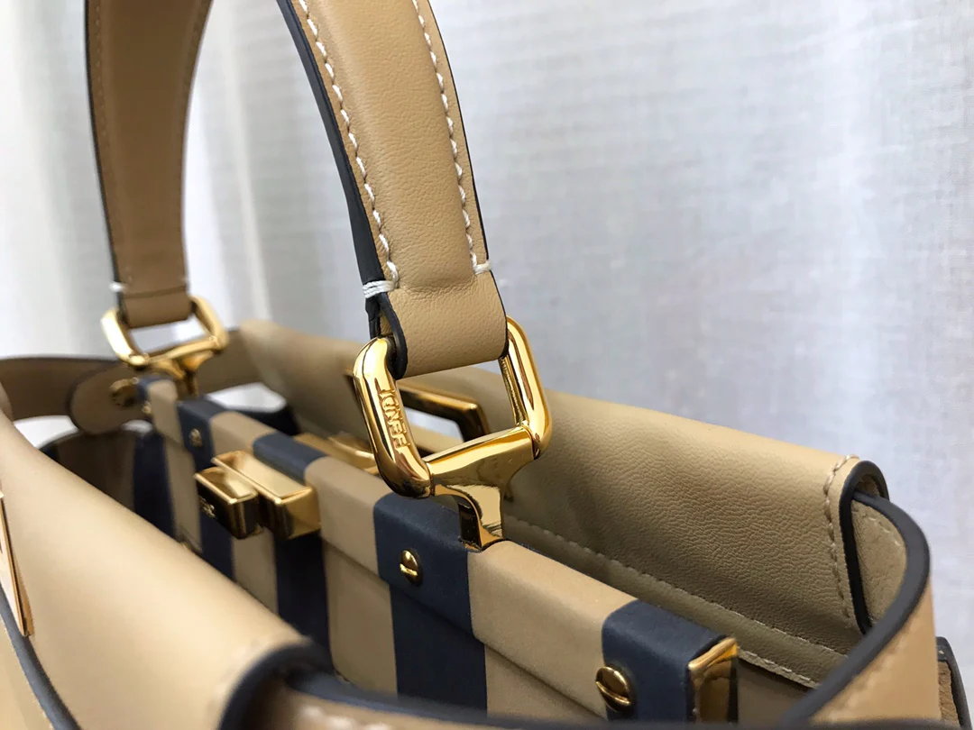 Сумка Fendi Peekaboo Medium из абрикосовой кожи.