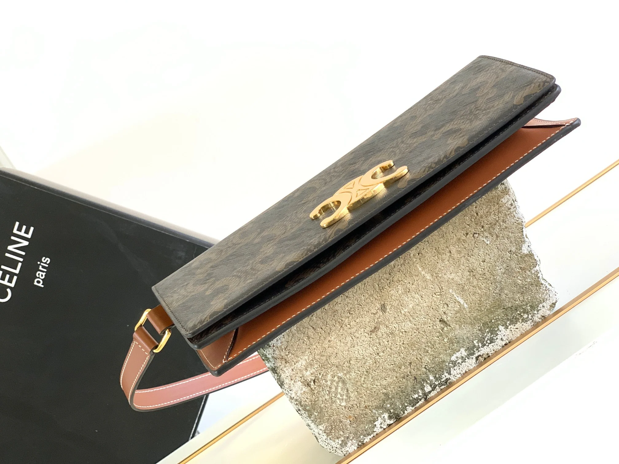 Сумка Celine Triomphe из телячьей кожи с принтом под холст