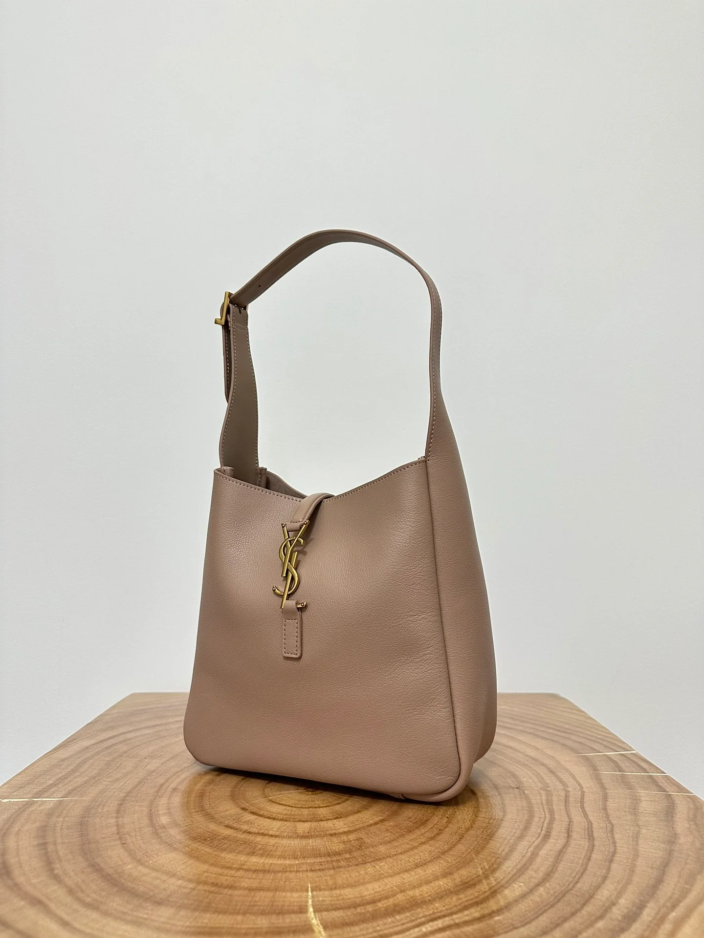 YSL-le-5-a-7-soft-hobo-rose sand