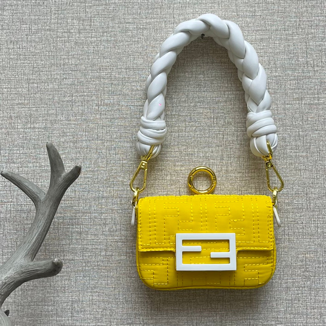 Маленькая желтая сумка-багет Fendi Baguette Nano