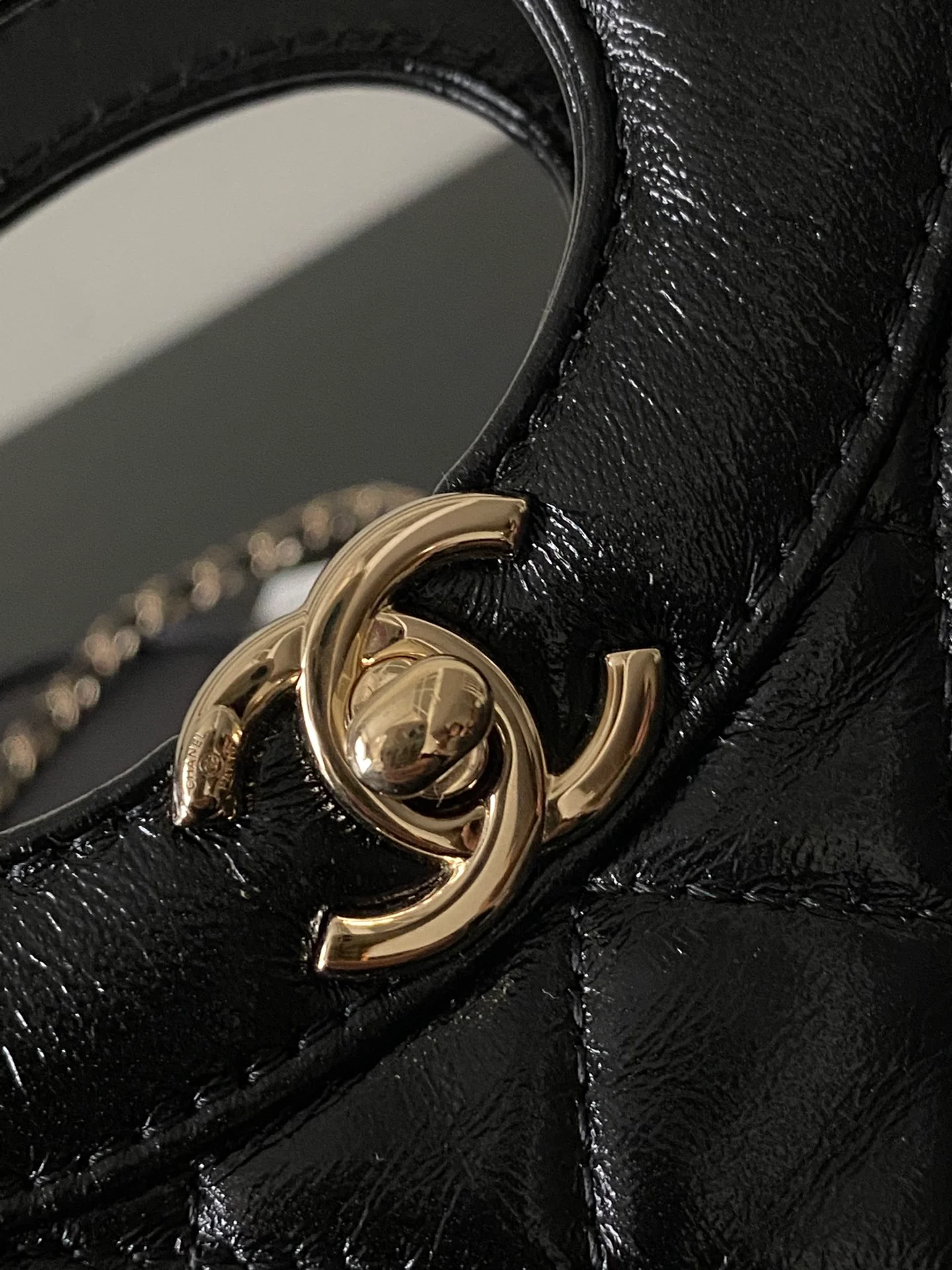 Мини-сумка Chanel 24s Mini 31, из вощеной овечьей кожи, черная.