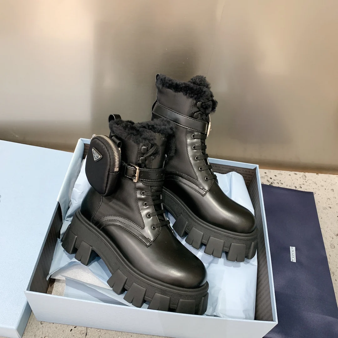 Prada - Новинка сезона осень/зима 2022 - Ботинки на платформе с сумкой