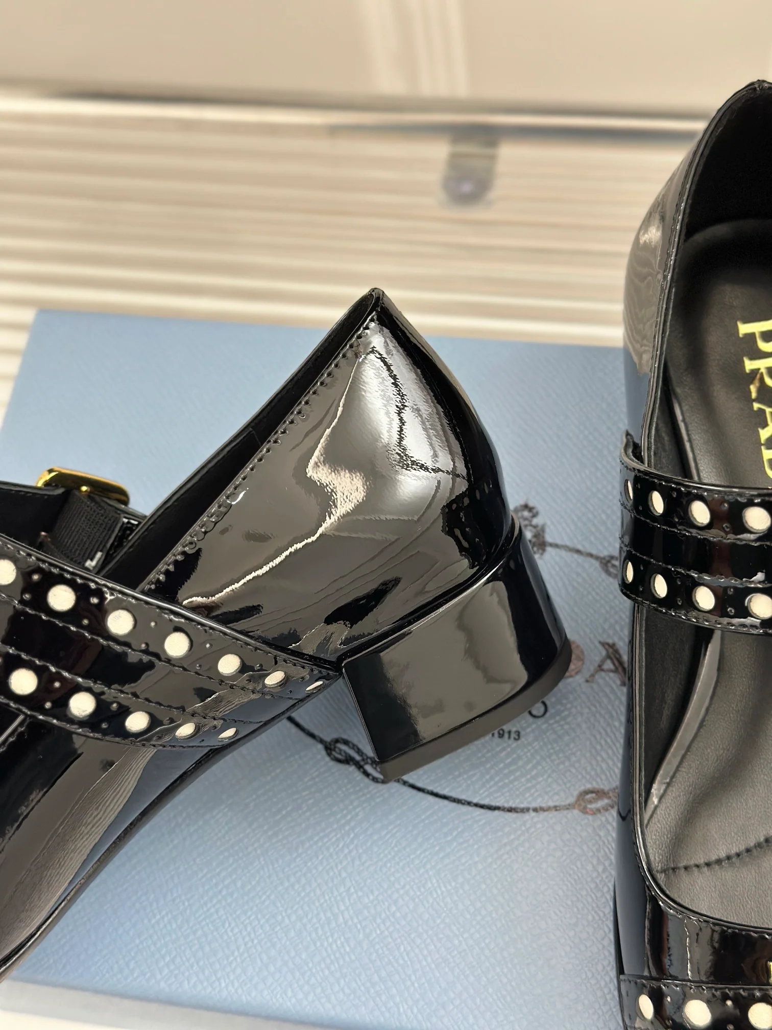 Туфли-мэри-джейн Prada 2024 в стиле ретро - черные