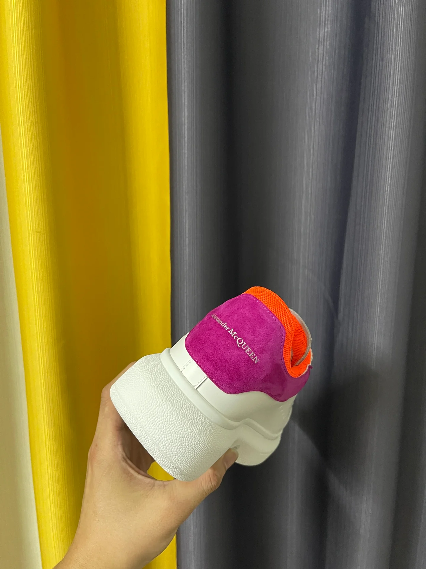 Классические белые кроссовки McQueen - унисекс - розово-красный бархатный каблук - оранжевая подкладка