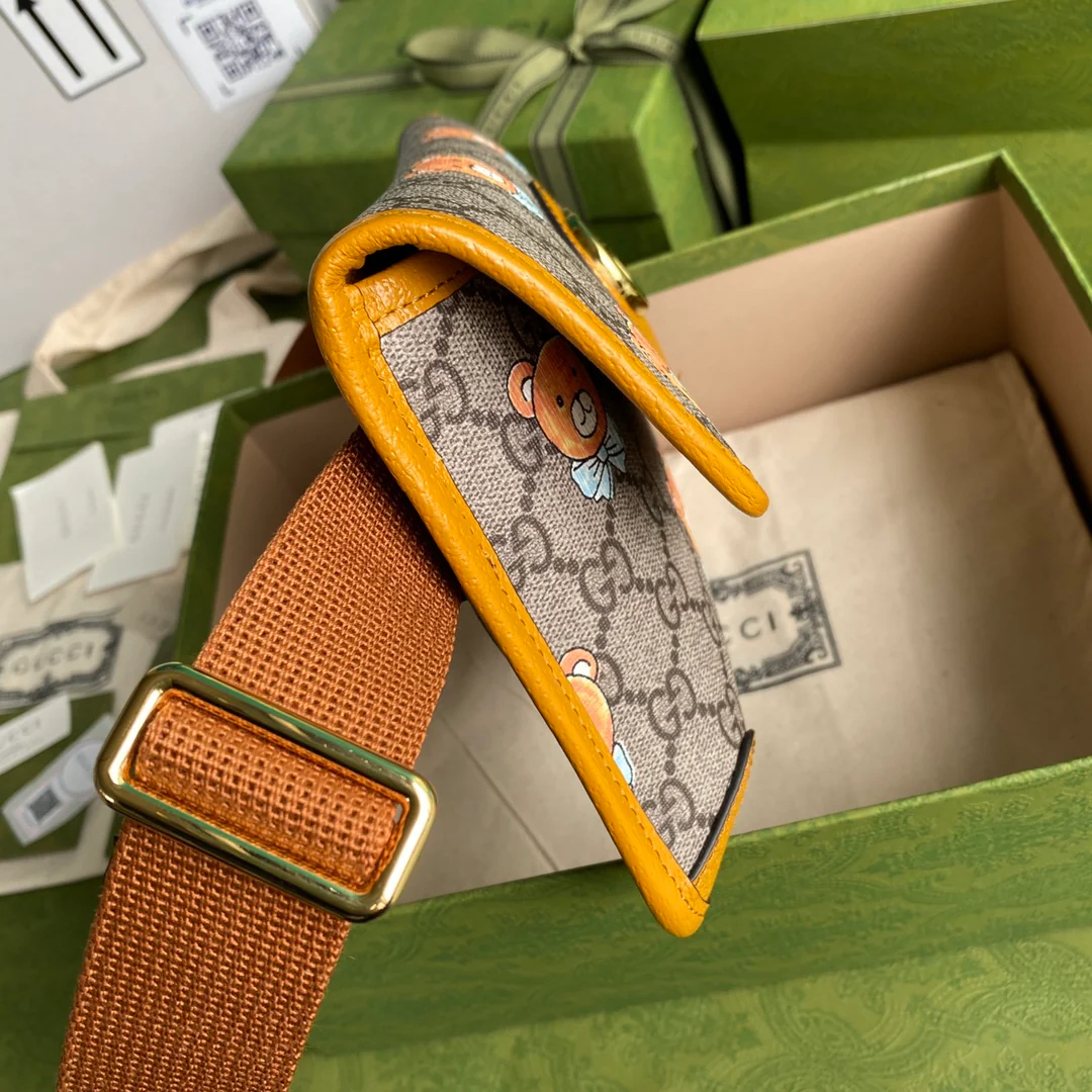 Поясная сумка Gucci в виде плюшевого медведя.