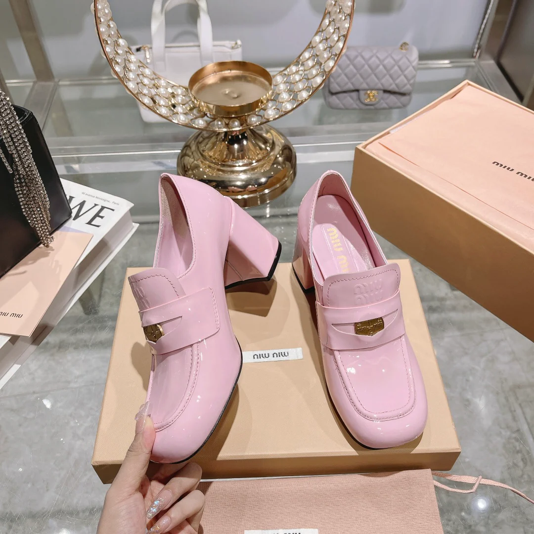 Miu Miu 2023 Новый цвет - Золотистые лоферы на высоком каблуке из лакированной кожи - Розовый