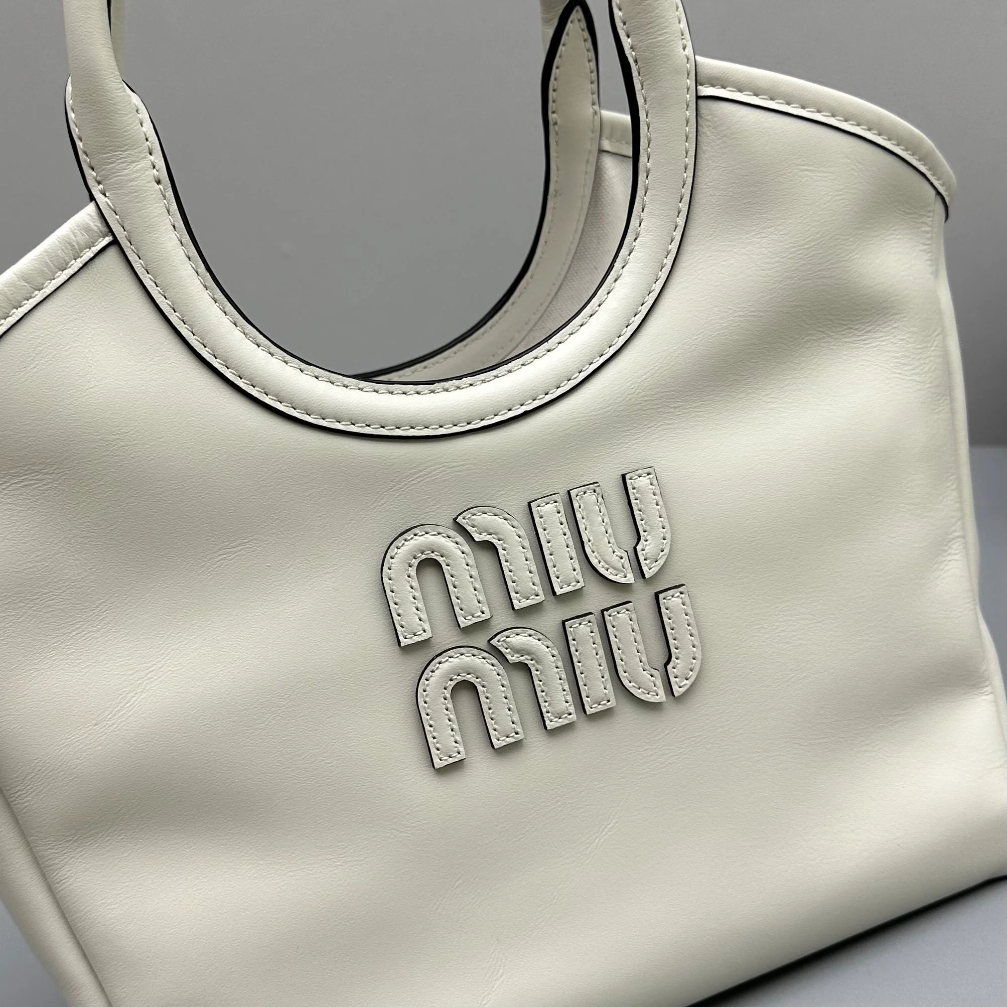 Сумка-тоут Miu Miu Ivy - маленькая, белая.