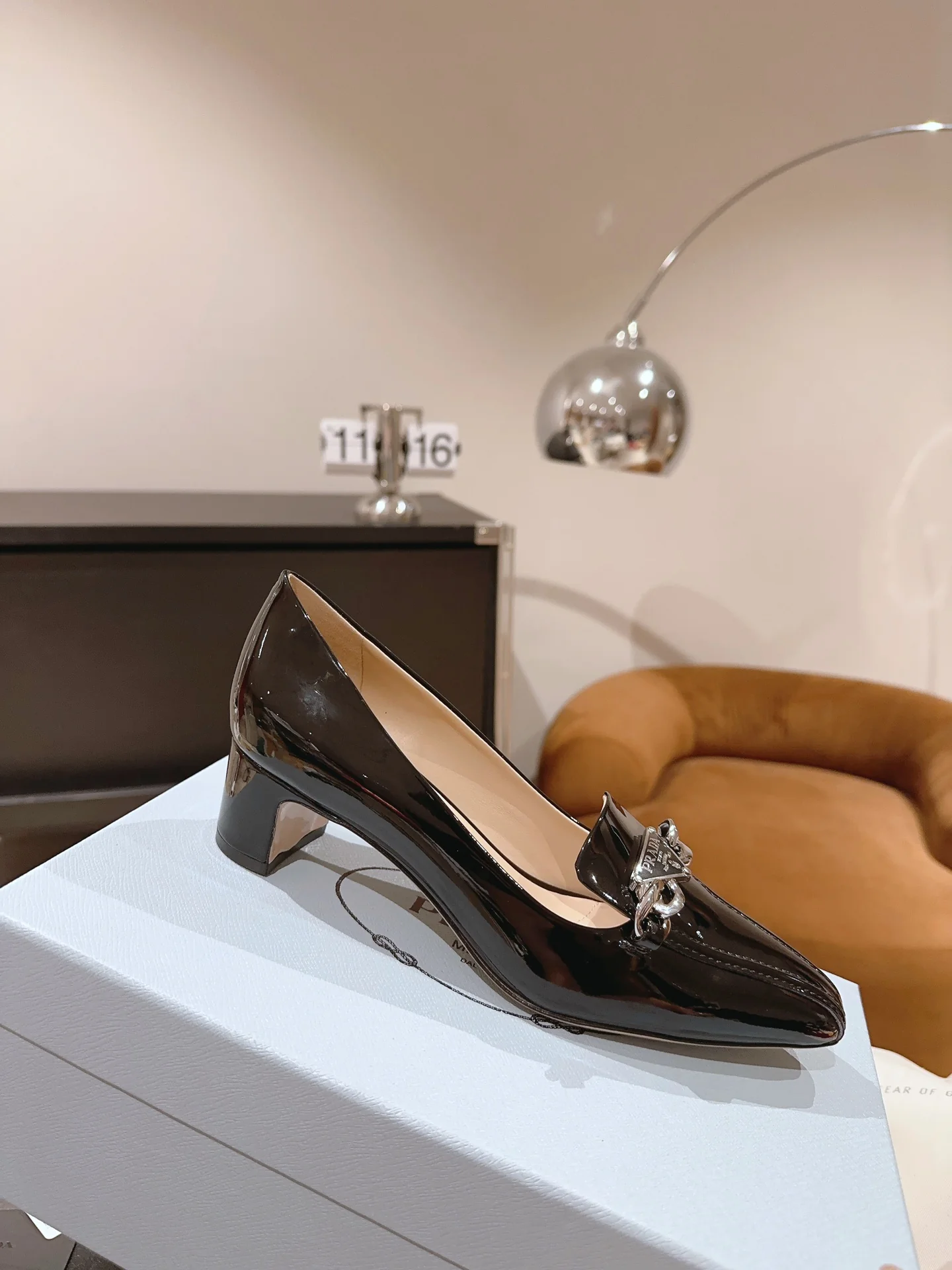 Prada - Коллекция Мэри Джейн - Туфли на низком каблуке с острым носком - Черные