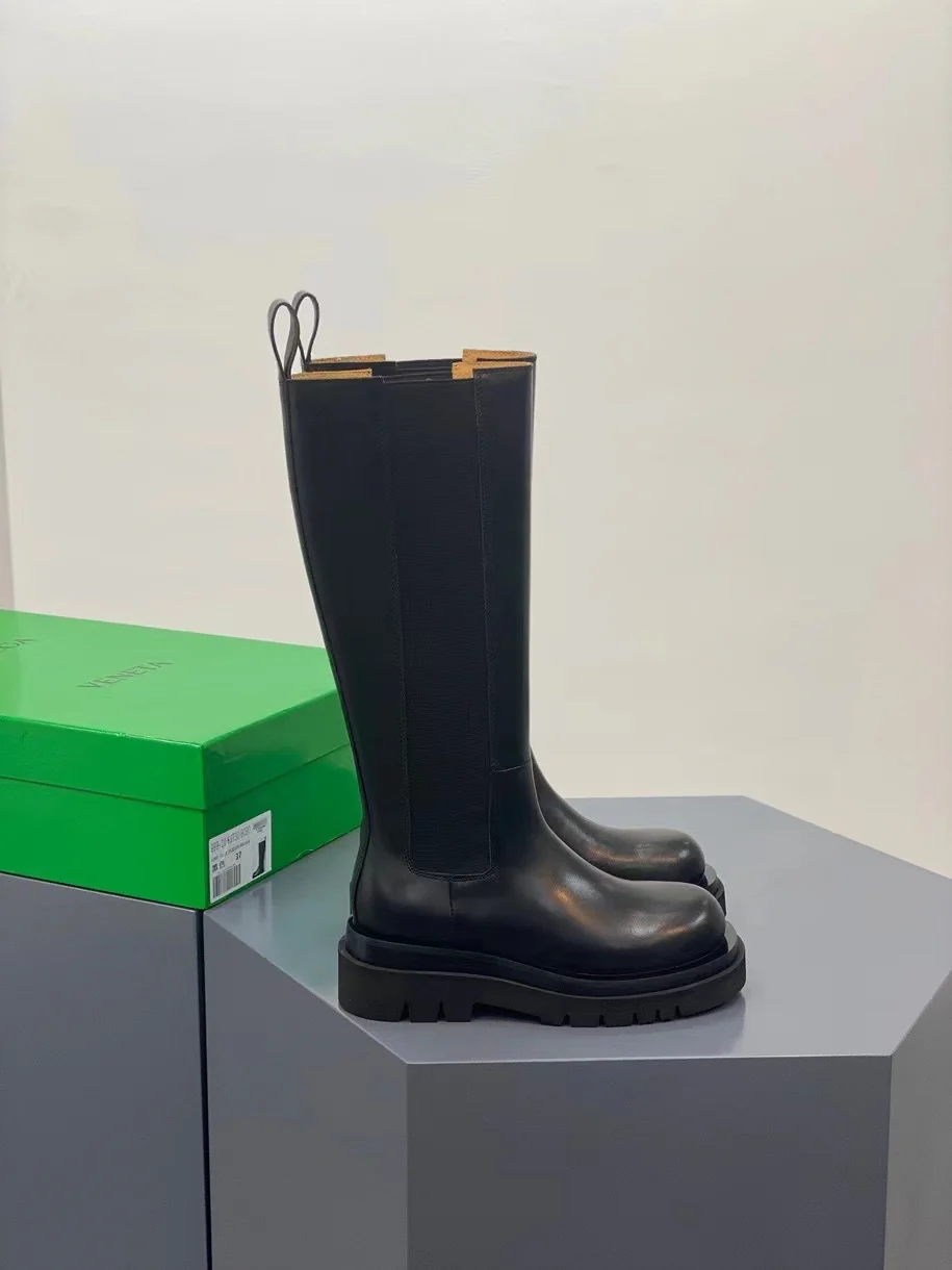 Новинка сезона осень/зима 2022 от BV - высокие сапоги с закругленным носком - модель без шнуровки сзади.