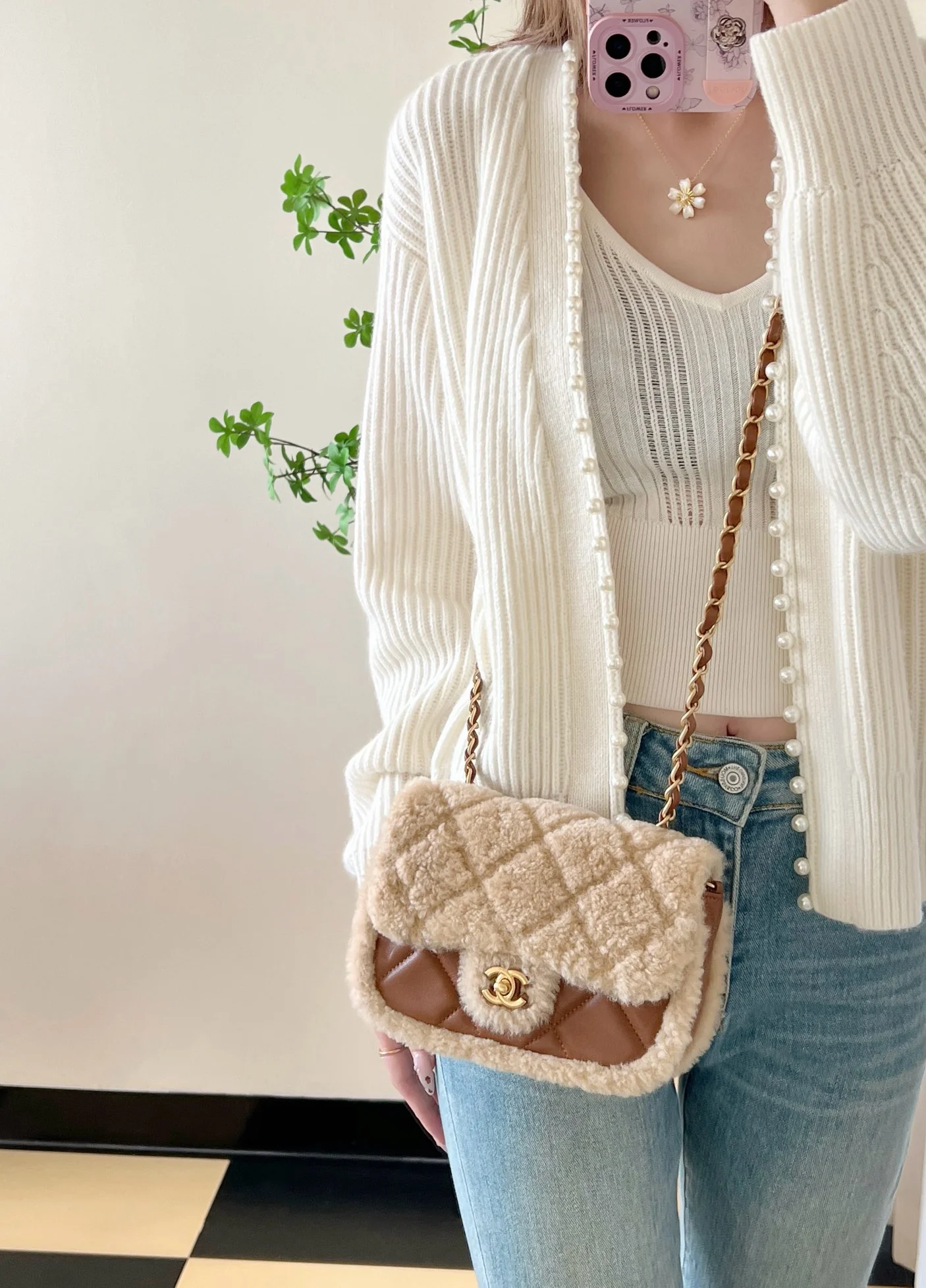 Сумка Chanel с клапаном и цепочкой в ??виде плюшевого мишки из 24-каратного золота (маленькая).