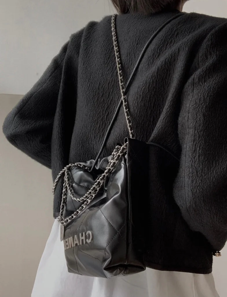 Новинка сезона весна/лето 2023 от Chanel - сумка 22 - мини - черно-серебристая - на фото.