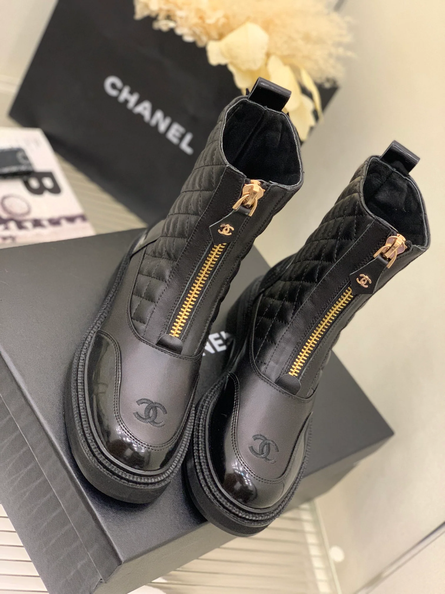 Ботинки средней высоты Chanel из коллекции 2022 года, украшенные бриллиантами — черные.