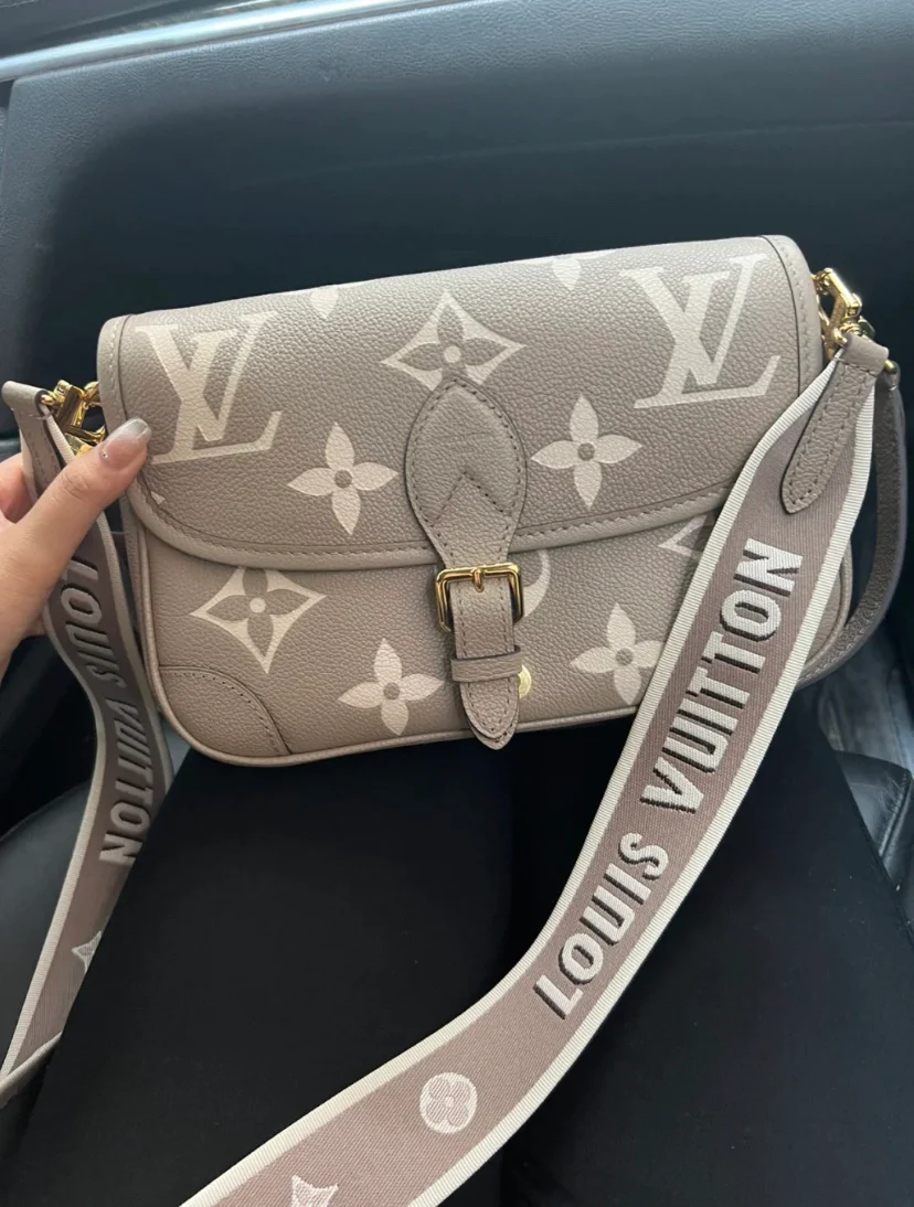 m46583-LV-diane Сумка-багет (наплечная/кроссбоди) - светло-серый