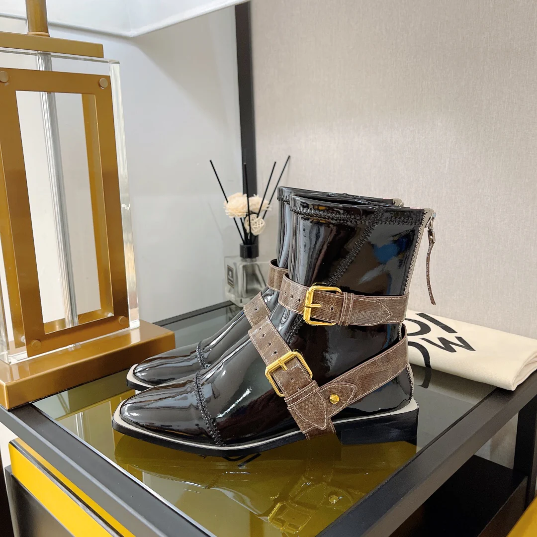 Новинка сезона осень/зима 2022 от Fendi: ботинки из эластичной лакированной кожи, серия FFrame, ботильоны на плоской подошве.