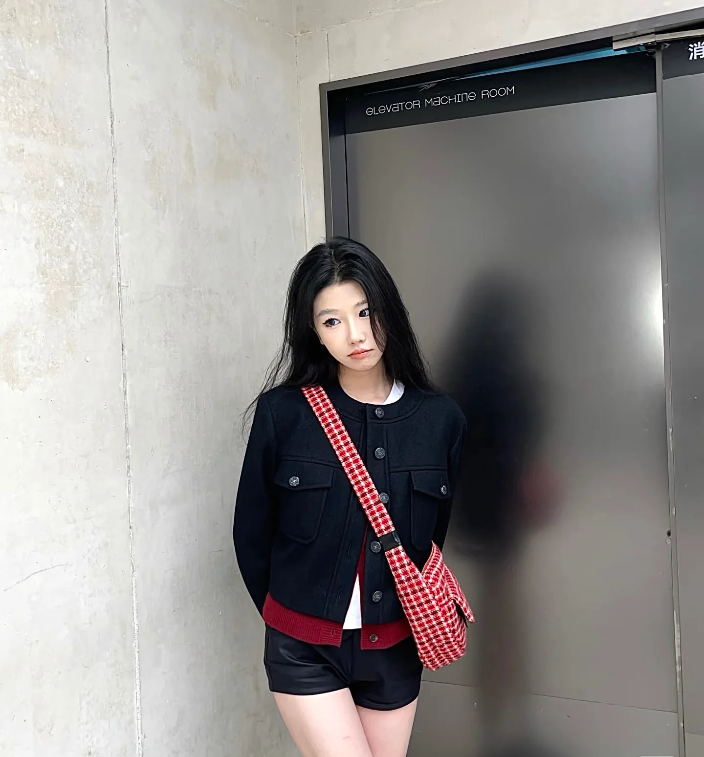 Сумка-хобо Chanel с узором ?гусиная лапка? — красная.