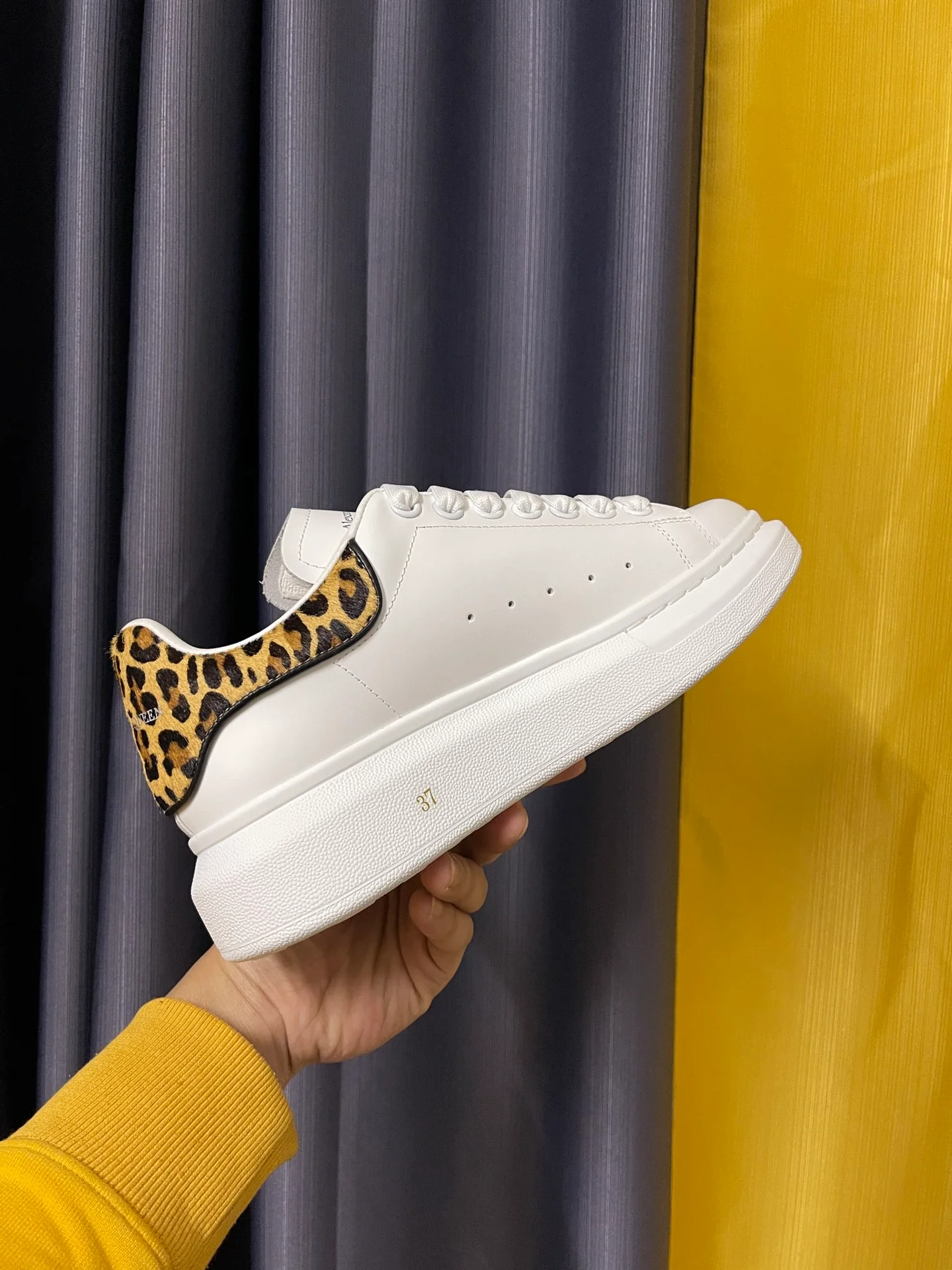 Классические белые кроссовки McQueen - унисекс - леопардовый принт и прическа 