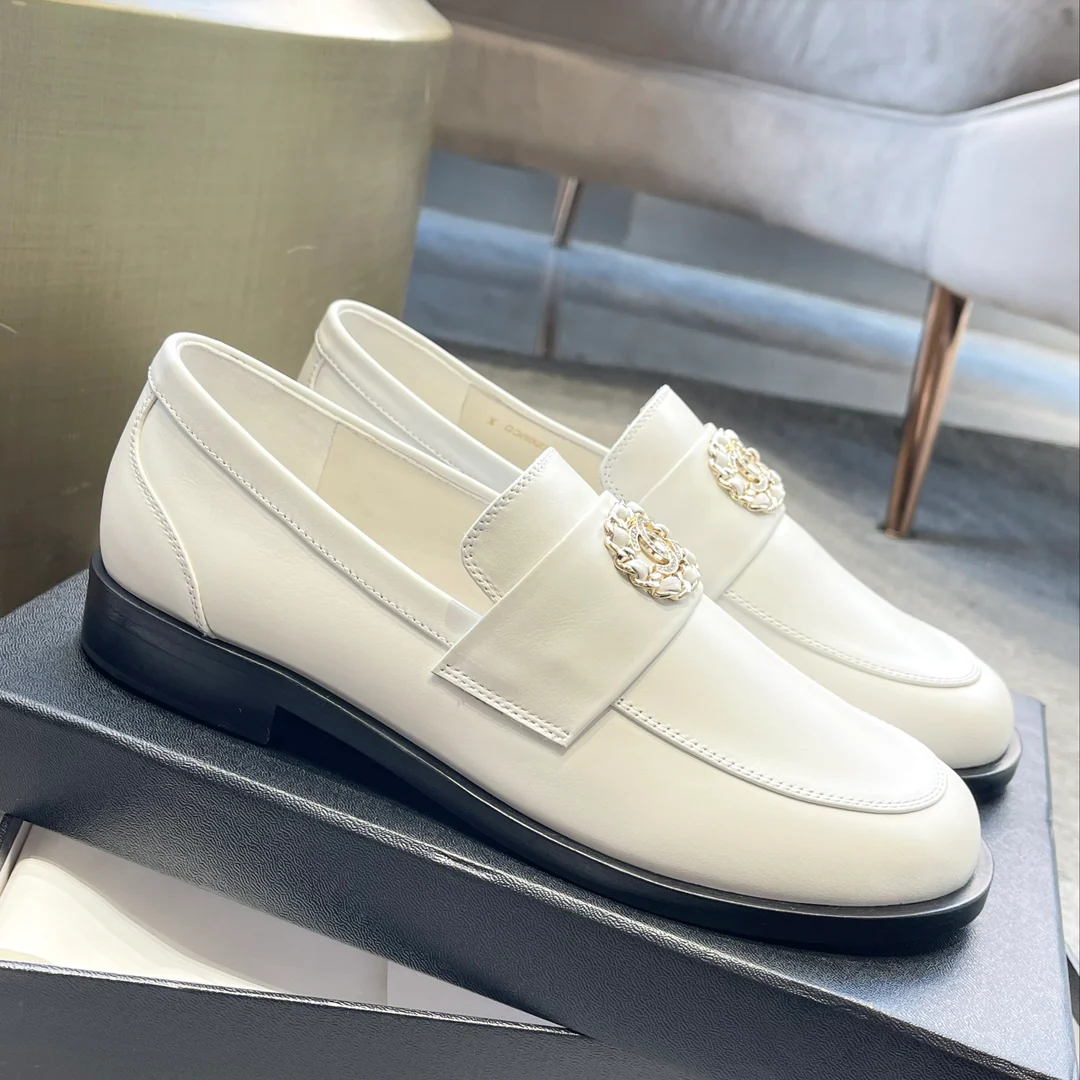 Новинка сезона весна/лето 2023 от Chanel - лоферы из серии Goddess - белые.