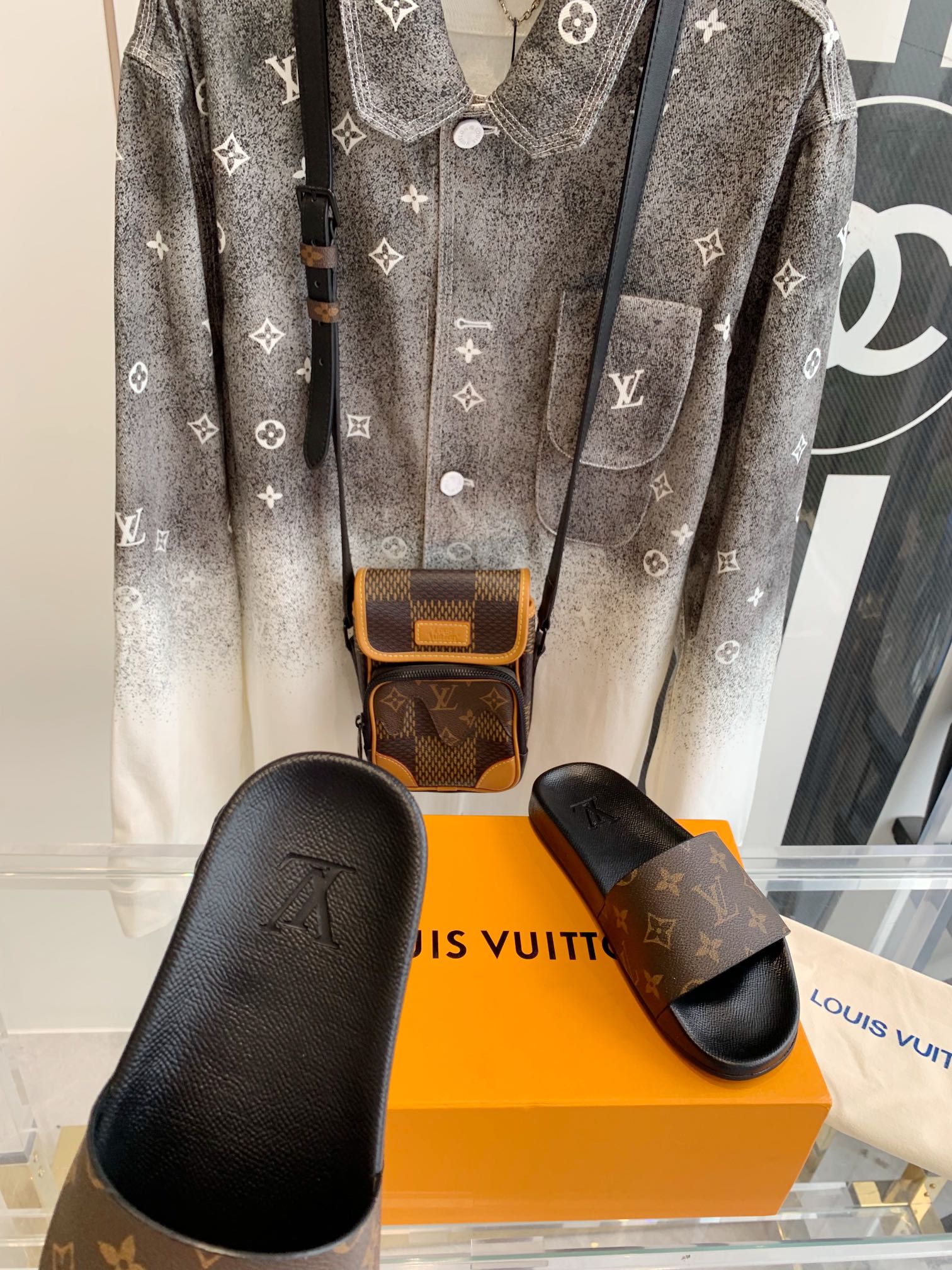 Тапочки с монограммой LV