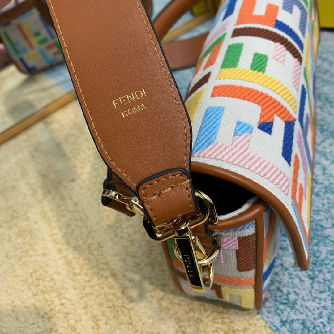 Сумка Fendi Baguette Medium из радужной канвасной ткани