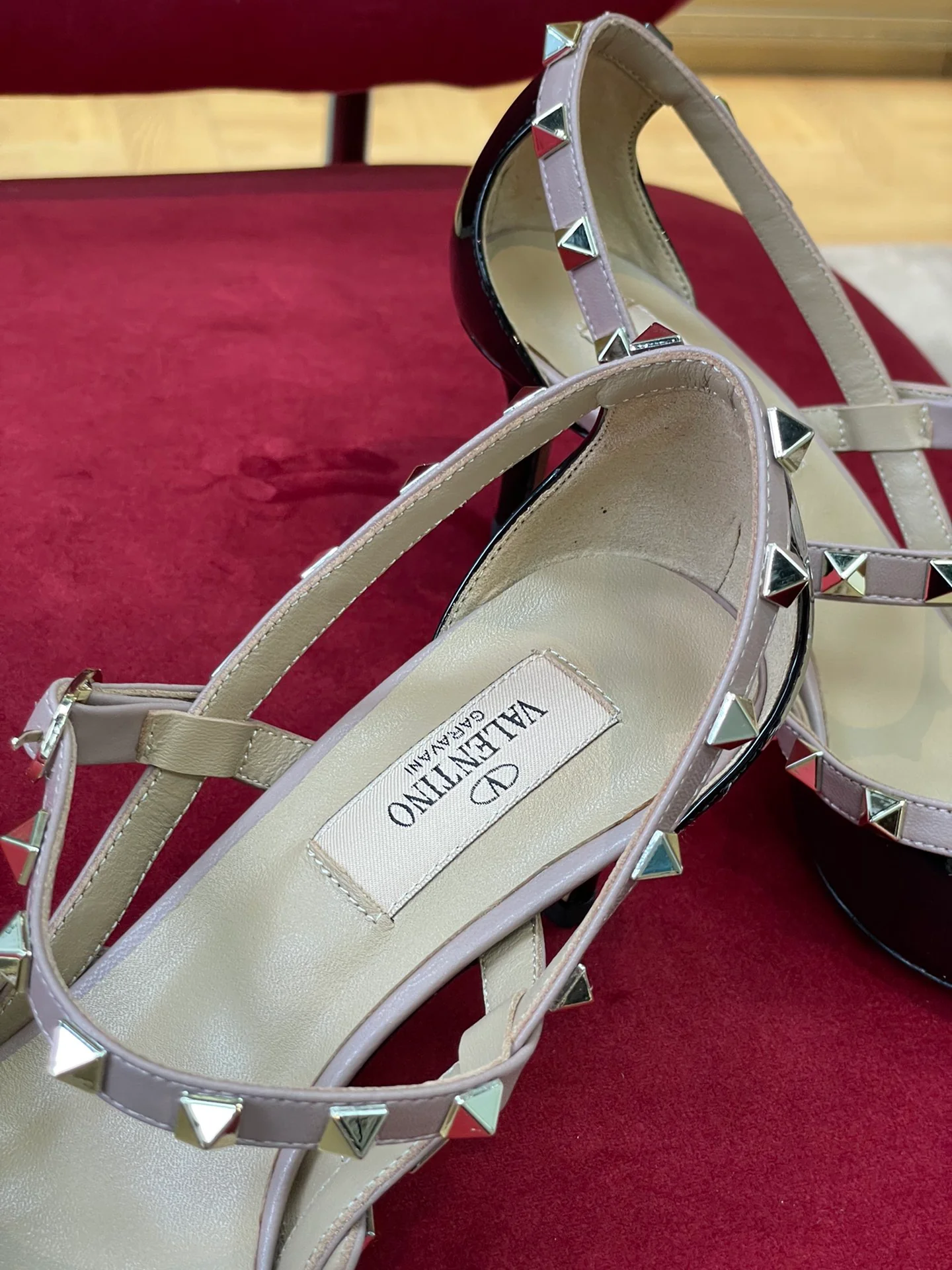 Новинка сезона осень/зима 2022 от Valentino - Туфли на высоком каблуке с заклепками - Черные