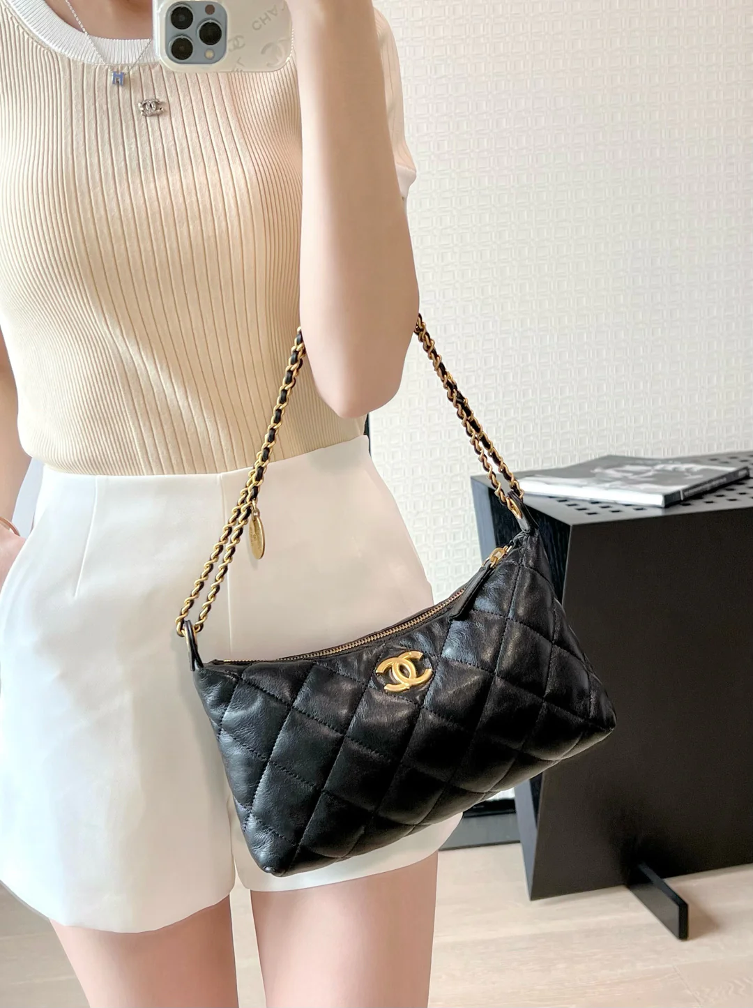 Chanel - ??? - Сумка-мешок на цепочке с монетами - Черная с золотой пряжкой