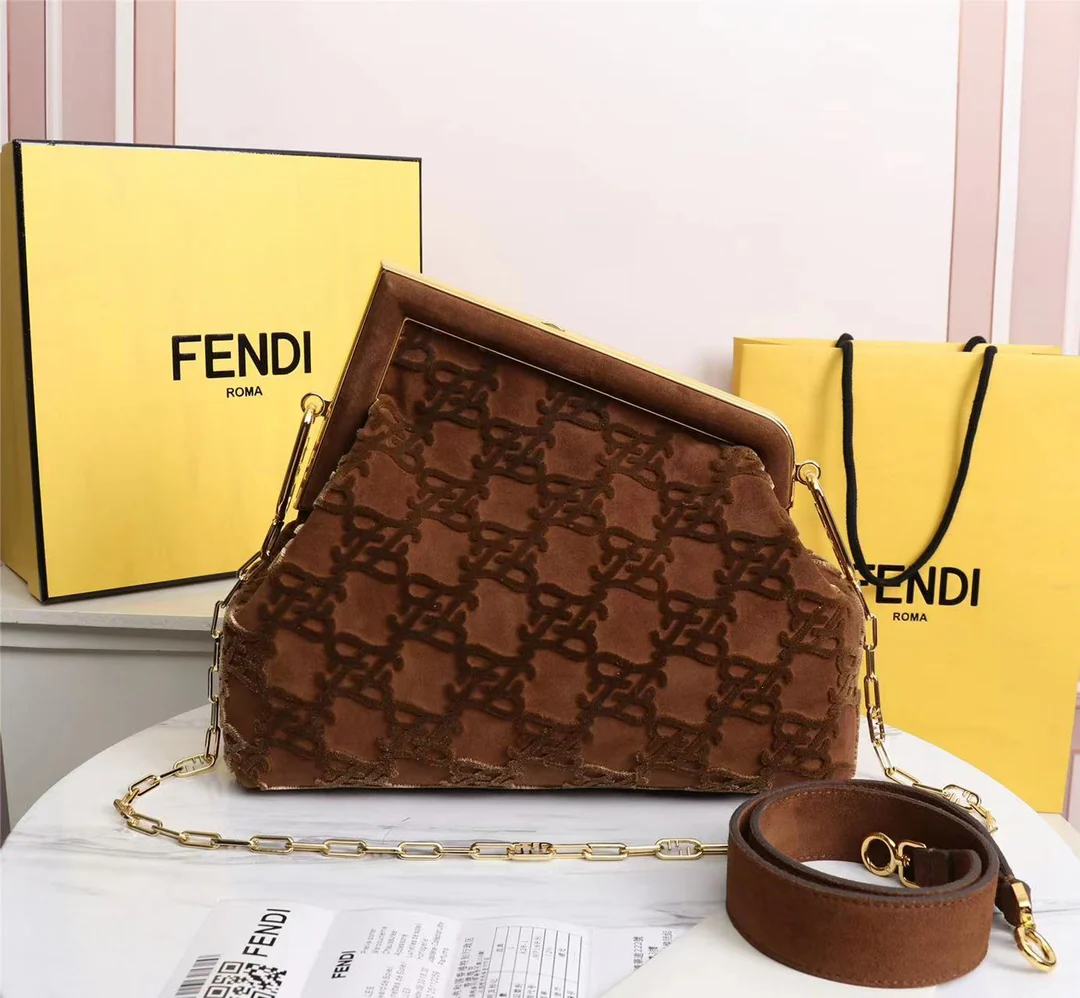 Сумка Fendi First Medium из коричневой замши - 1 шт.